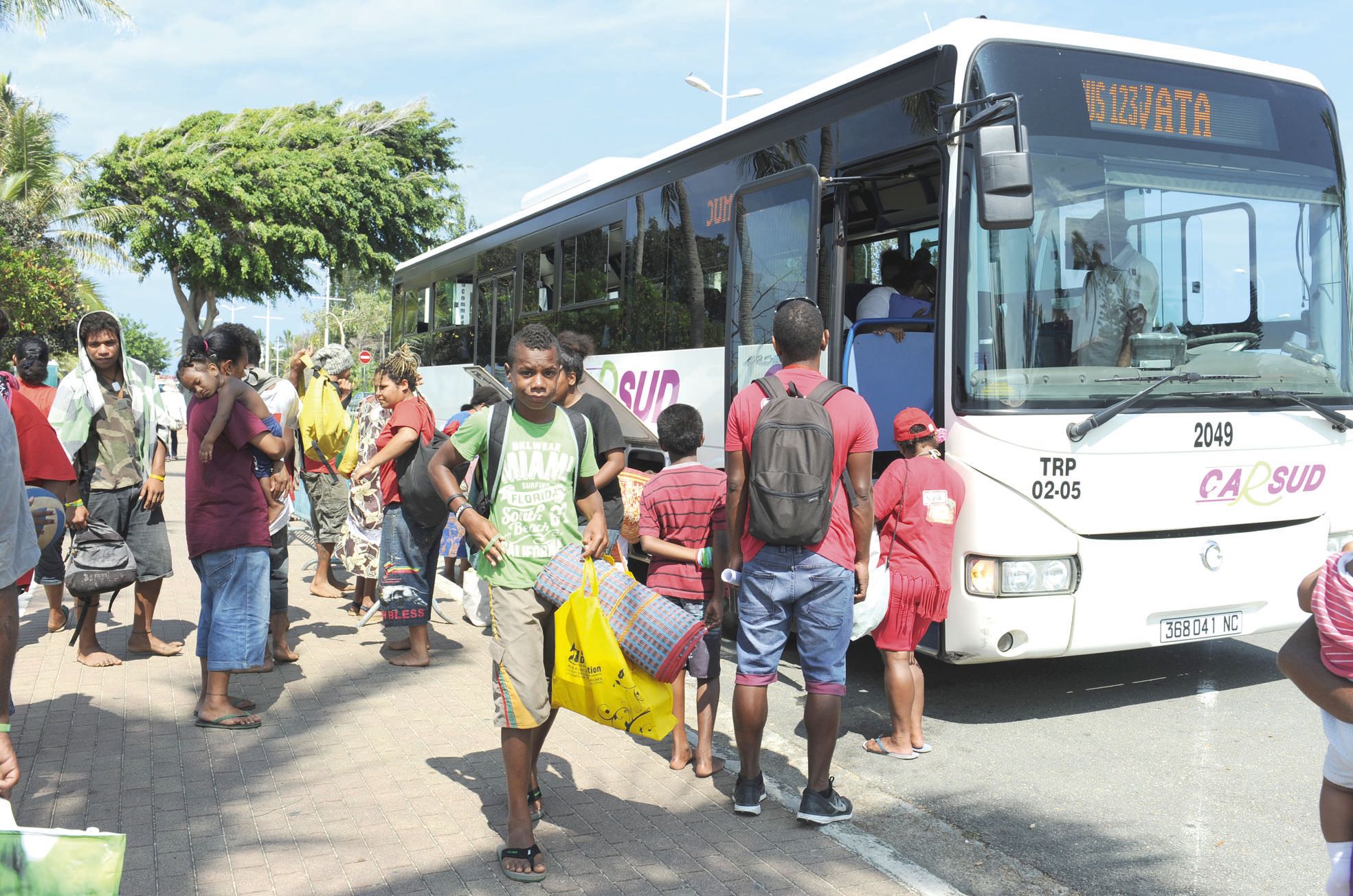 Durant les vacances, des bus emmenaient gratuitement les enfants du Grand Nouméa vers quatre plages au choix.