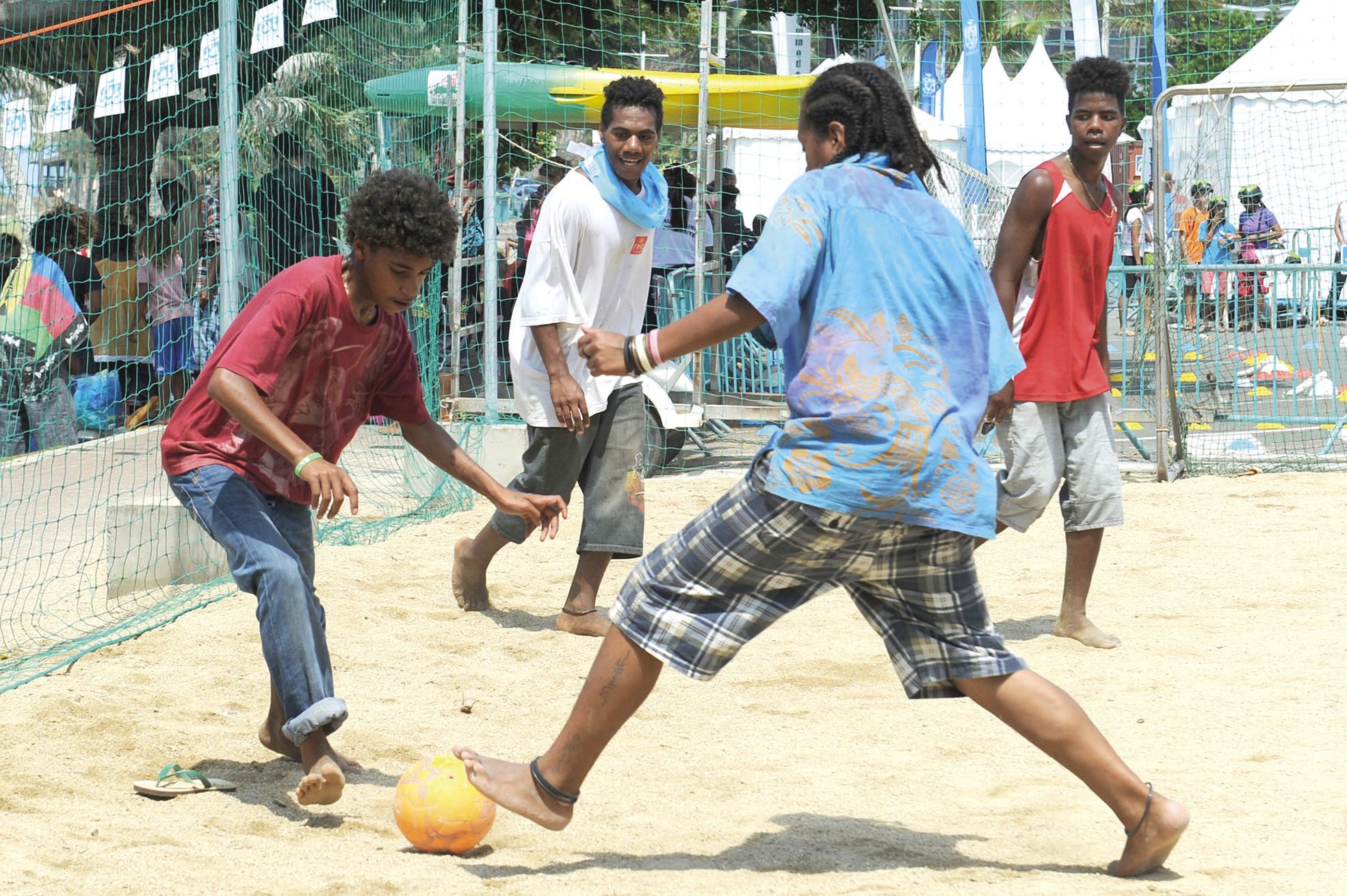 Des tournois intercommunaux ont vu, en beach-soccer, La Bête en rouge affronter LKLS en bleu, tous deux du Mont-Dore.