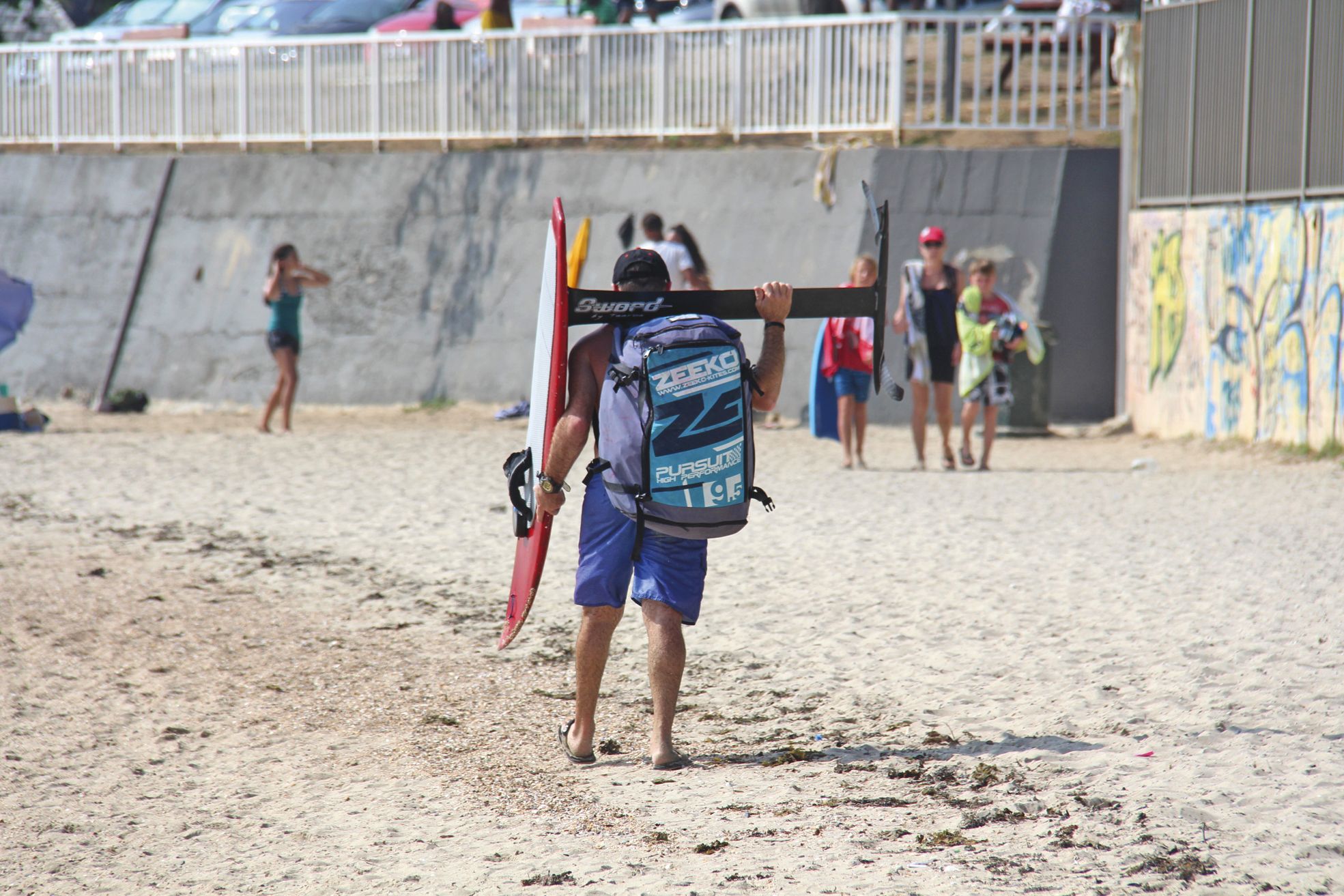 Plage du Château Royal, samedi. Les ailerons, ou « foils », qui équipent certains kitesurfs inquiètent les secouristes.