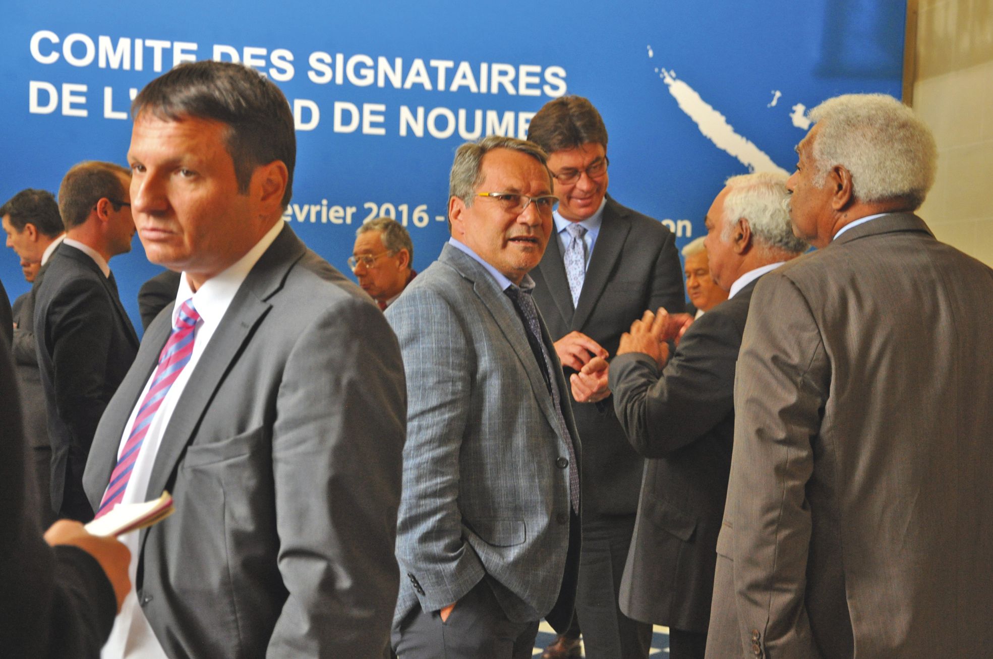 Paris, samedi 6 février. Les politiques calédoniens dans le hall de l'Hôtel de Cassini.  L'ambiance est détendue. A l'image, globalement, des trois jours du Comité des signataires.