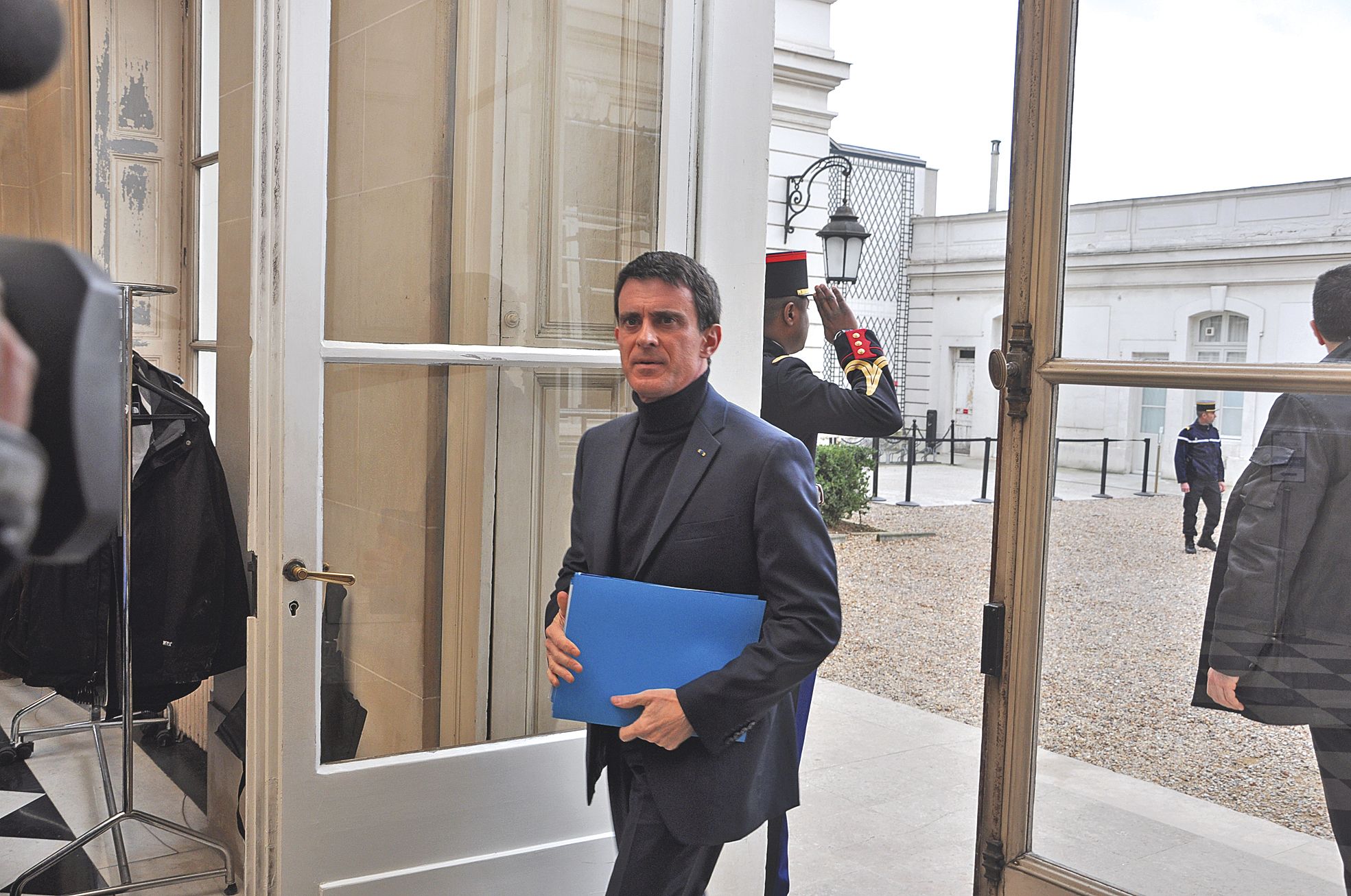 Paris, samedi 6 février. Manuel Valls, peu avant le début de la  réunion sur le nickel calédonien.