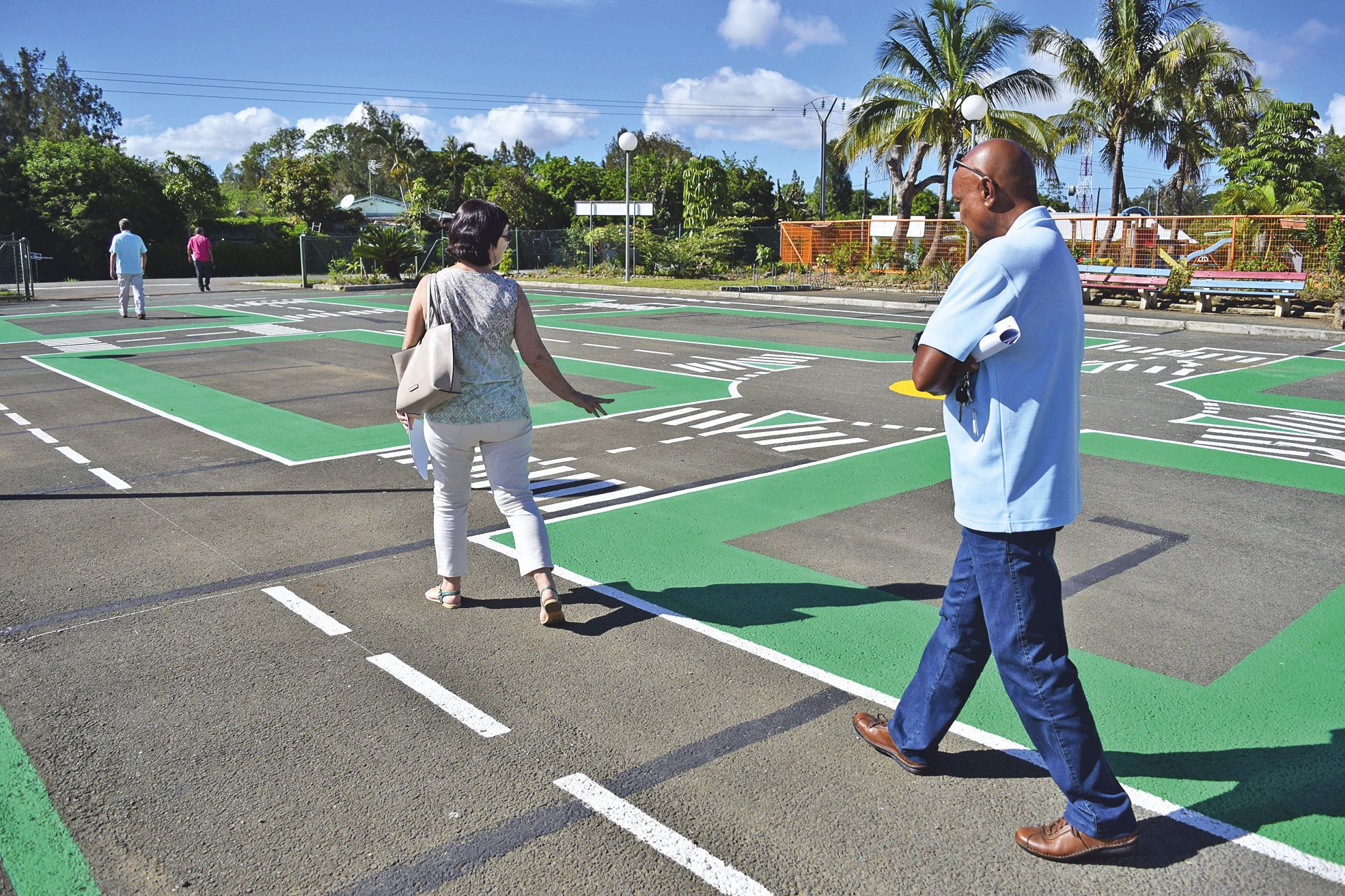 Païta, hier. Les élus ont visité les écoles de la commune pour constater les gros chantiers réalisés ou à réaliser. Ici à Tontouta, à l'école Henri-Martinet, une piste de prévention routière a été peinte sur le parking. Il ne manque que les vélos.