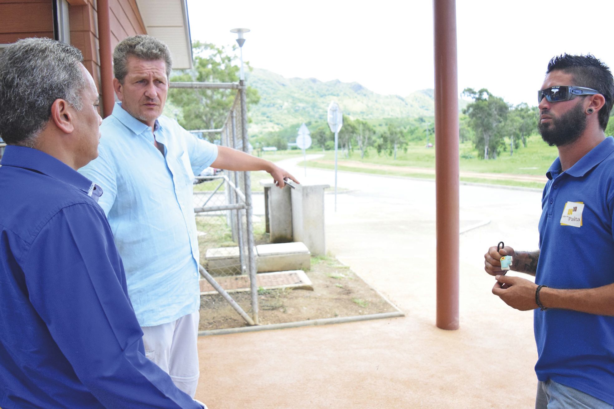 A Païta Sud, Lionel Achard, du service de la vie scolaire (à g.) et Clément  Granados, des services techniques (à dr.) montrent au premier adjoint le futur emplacement des plots empêchant les parents de se garer sur le trottoir.