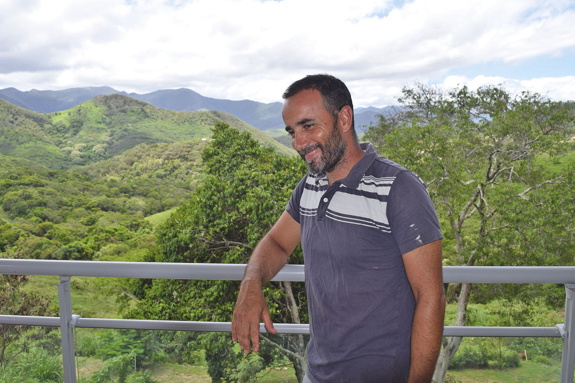 Depuis sa terrasse, Jérôme Buathier, 39 ans, ne se lasse pas de sa vue sur les 54 hectares de forêt sèche préservée, ainsi que sur la Chaîne.