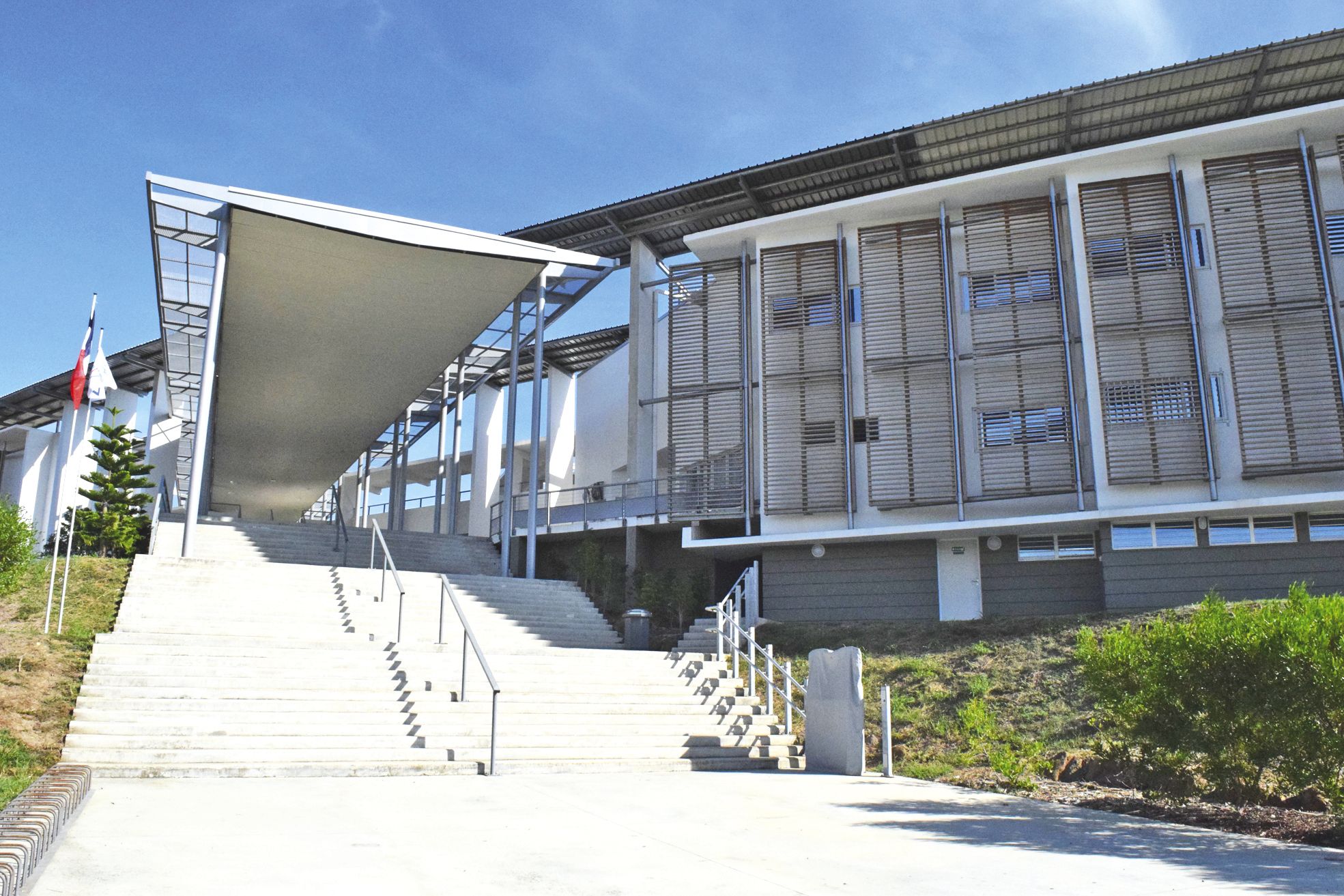 Réalisé selon les normes HQE, le collège de Dumbéa-sur-Mer a été pensé pour limiter la dépense énergétique.