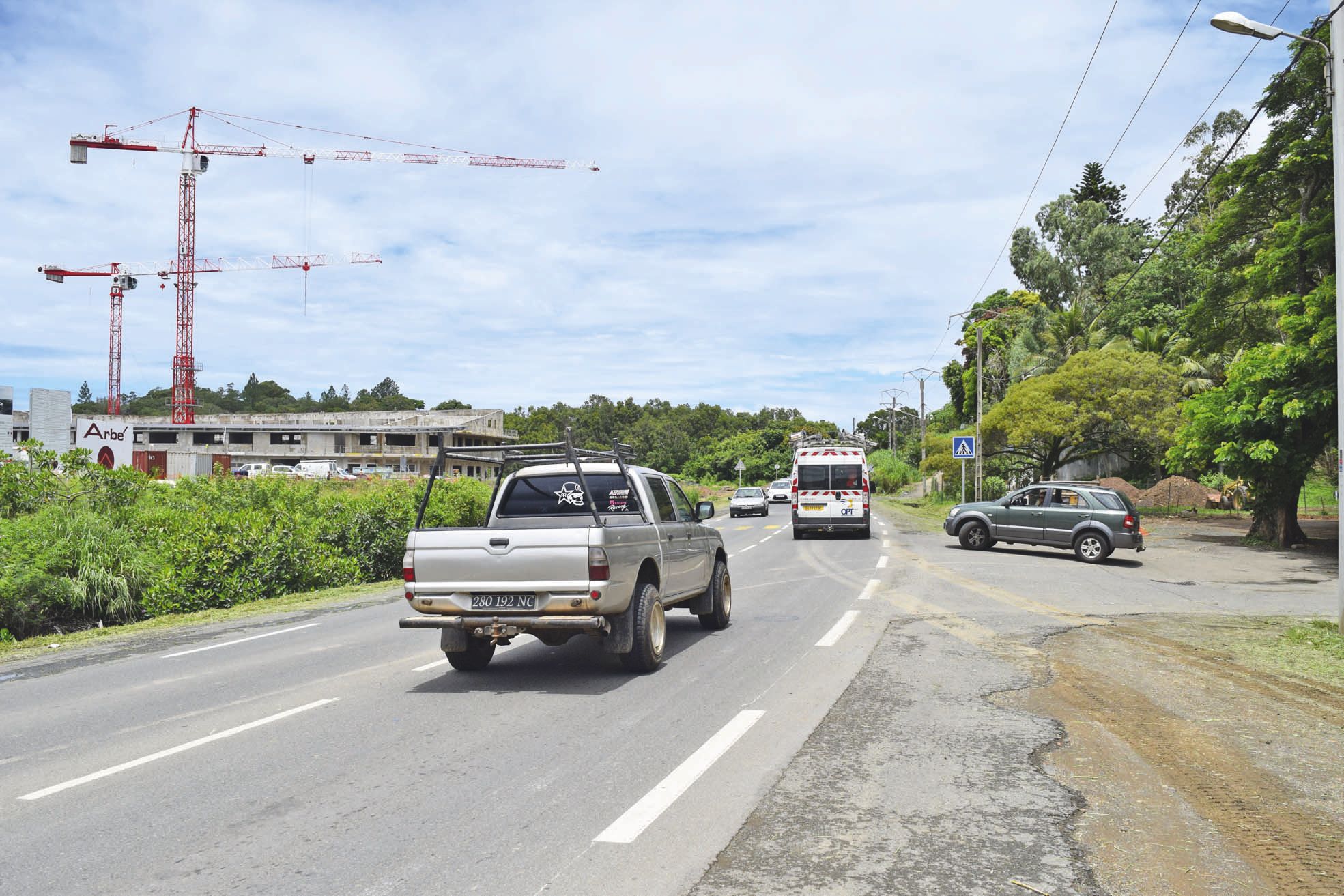 Au bord de la route provinciale 1, hier matin. Entre le futur lycée de Saint-Michel et les commerces du quartier, un  giratoire sera construit pour assurer la sécurité des piétons. Le chantier devrait démarrer en juin ou juillet prochain.