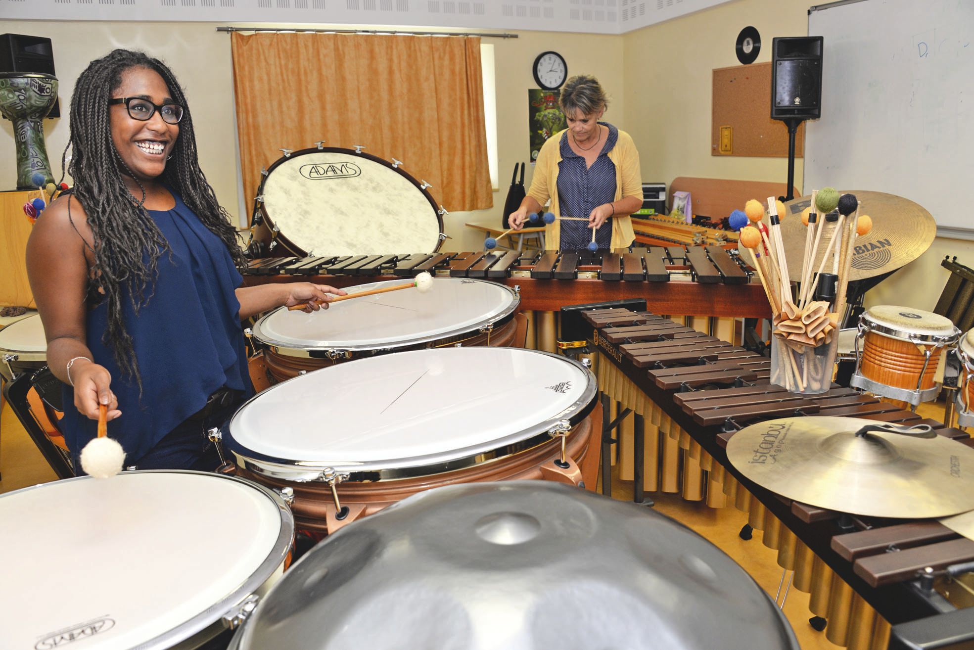 Hier, Christine Bourdelier-Josué (au fond, à droite), professeure de percussions, a préparé sa salle de musique en réunissant instruments à peaux et instruments à lames.