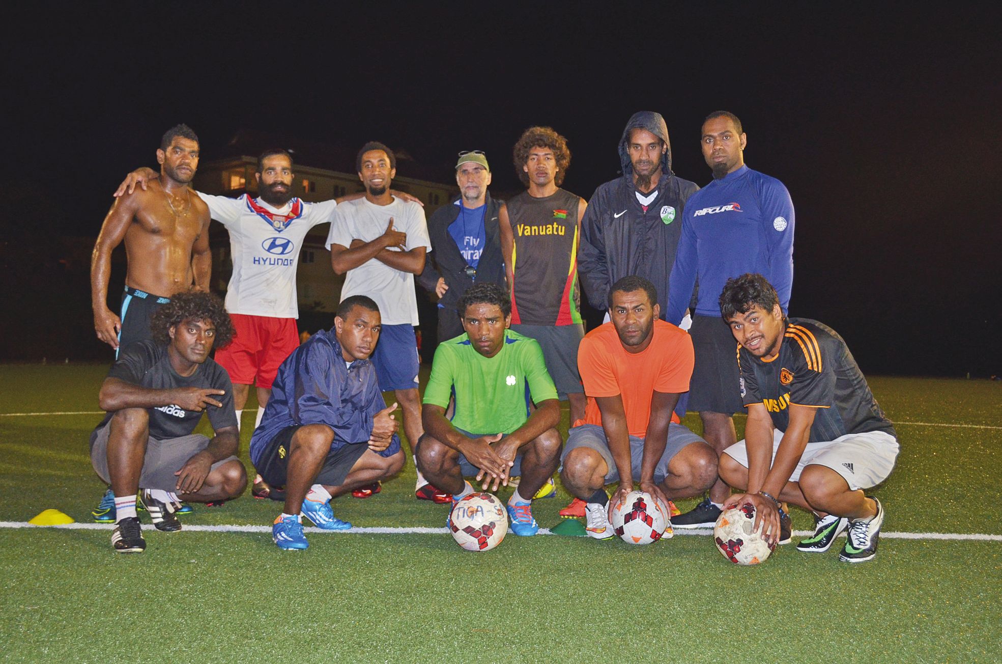 Magenta le 17 février. Dans la nuit et sous une pluie fine, ils étaient onze joueurs de Tiga autour de leur nouveau coach, Eric Louis (au mlieu dans la rangée du haut), lors d'une séance d'entraînement principalement axée sur la technique.