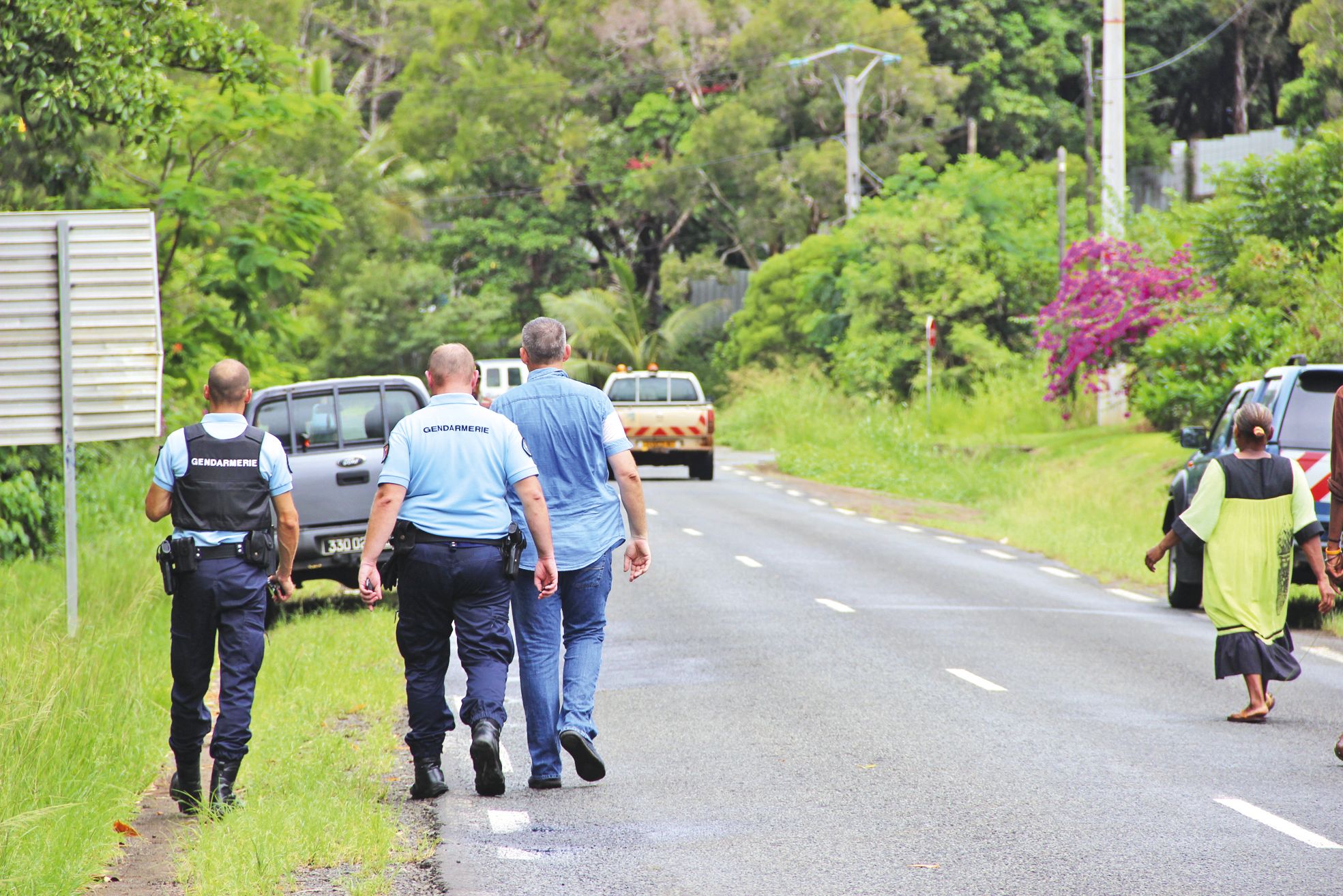 Toute la matinée, les enquêteurs de la brigade de recherche de la compagnie de gendarmerie de Nouméa ont fouillé les brousses à la recherche du moindre indice. Les militaires sont toujours à la recherche du tireur qui n'a pas été identifié.