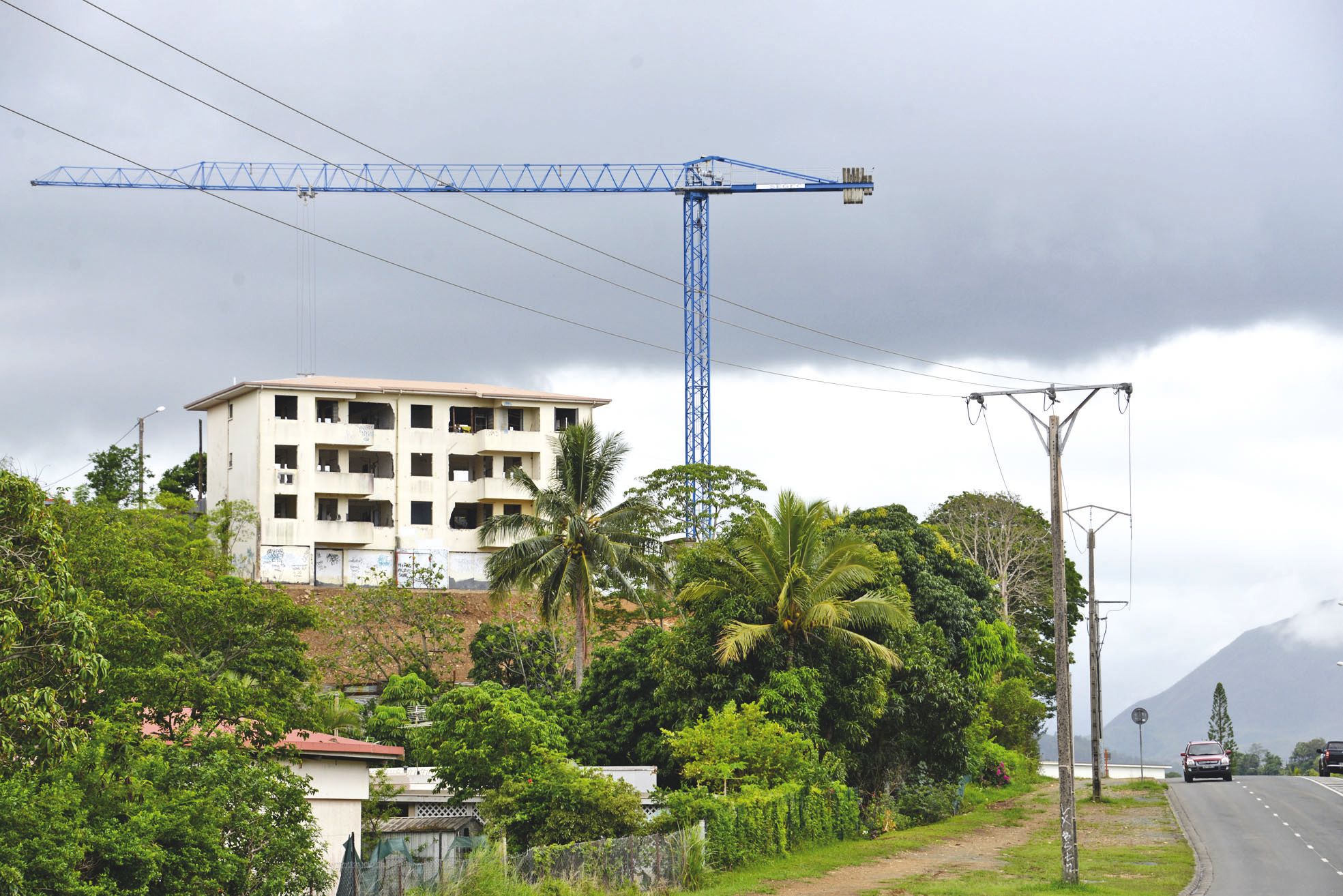 Nouméa, hier. Suite à un diagnostic, la résidence Collier Blanc,  abîmée, est réhabilitée. Les cloisons non porteuses ont été enlevées.