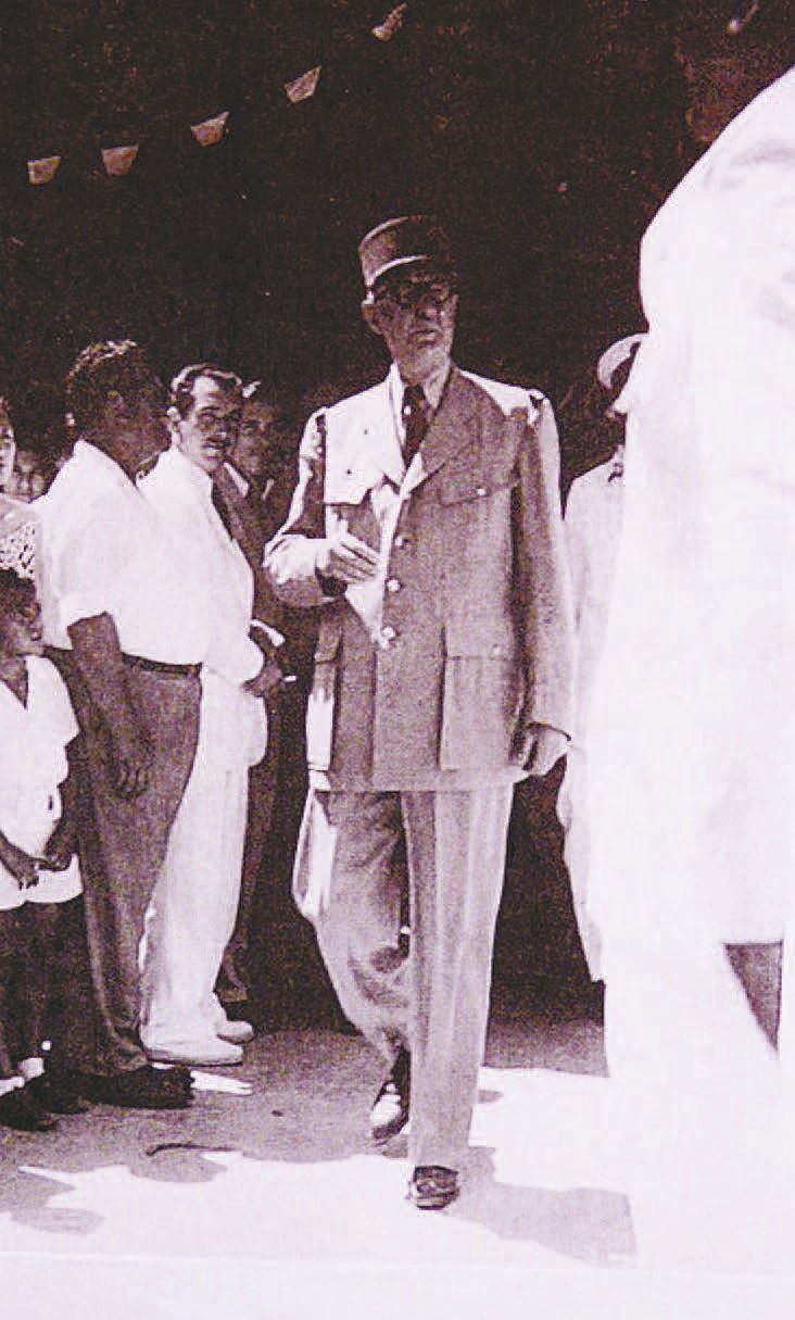 Le général de Gaulle, le 1er septembre 1956, sur l'île Sacrée.