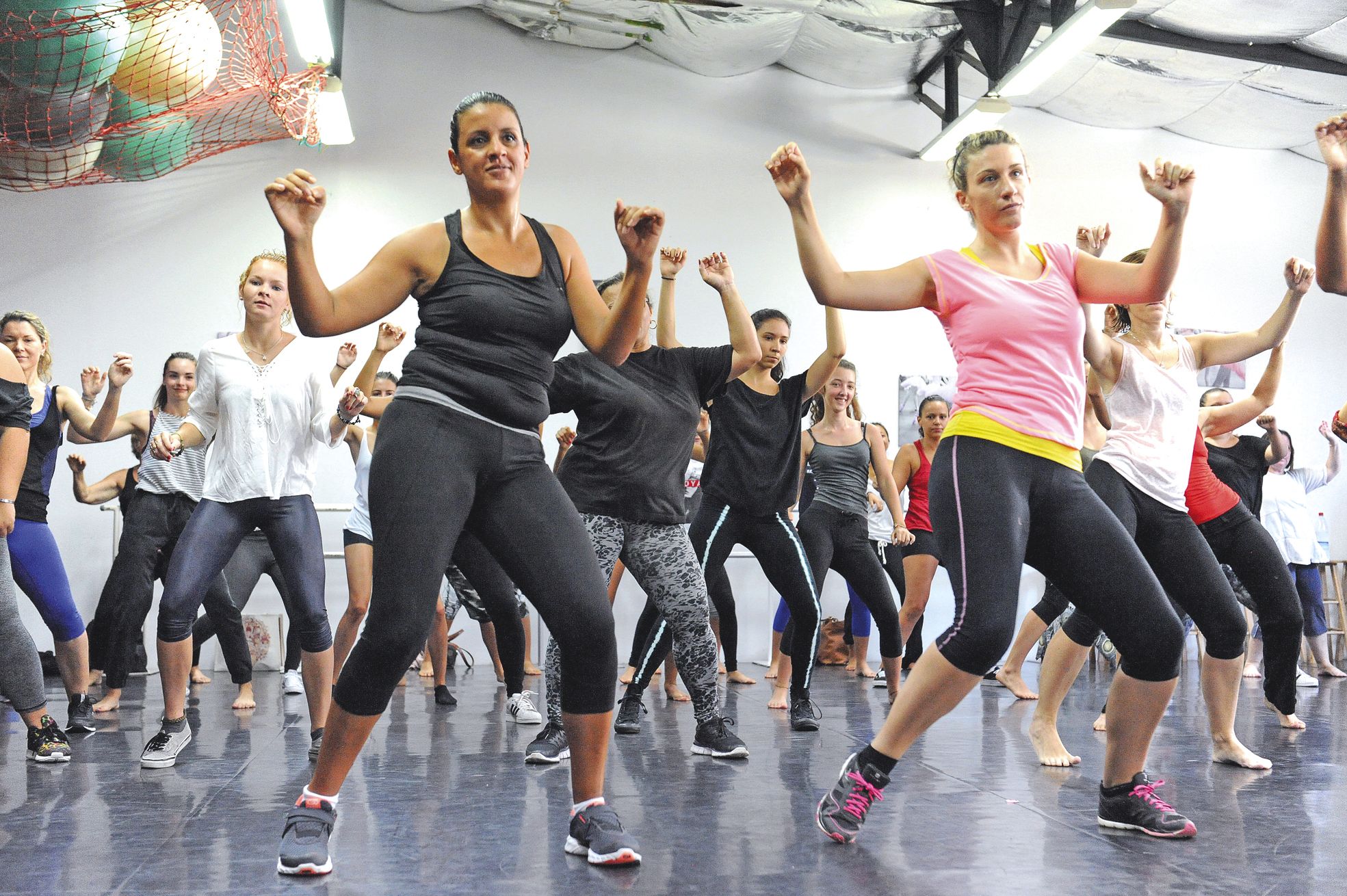 Avenue Gallieni, Nouméa, le samedi 20 février. Une cinquantaine de personnes se sont essayées au cours de ragga-dancehall, donné par le danseur Charly, à l'occasion des journées portes ouvertes de l'école Art et Mouvement.