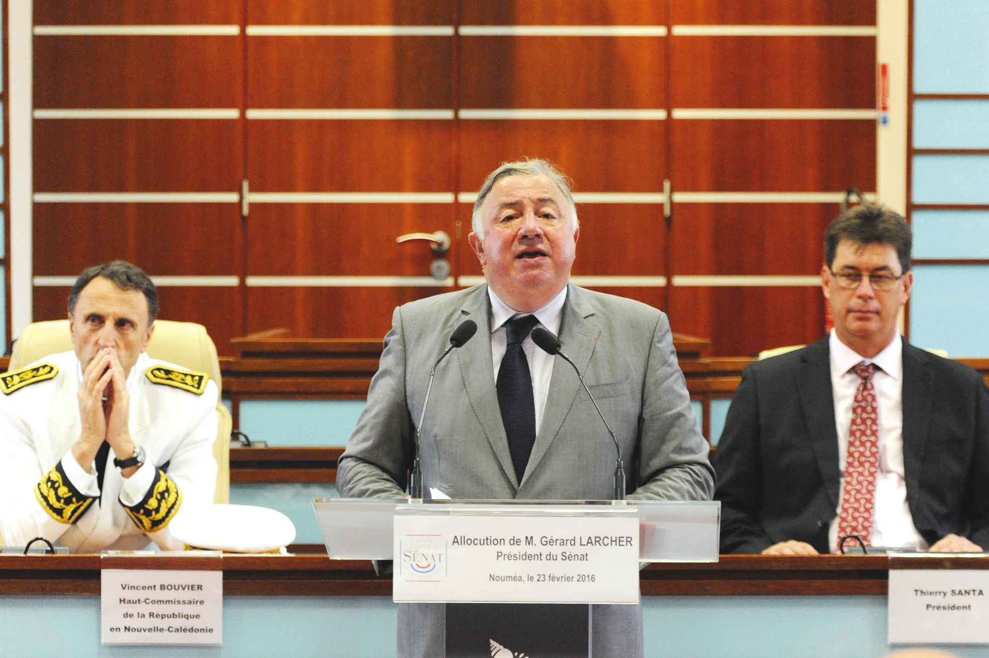 Gérard Larcher a rappelé au Congrès, et devant Vincent Bouvier (à gauche) et Thierry Santa (à droite), qu'il avait créé un groupe de contact comprenant 17 sénateurs de diverses sensibilités, pour contribuer à l'élaboration du projet institutionnel calédon