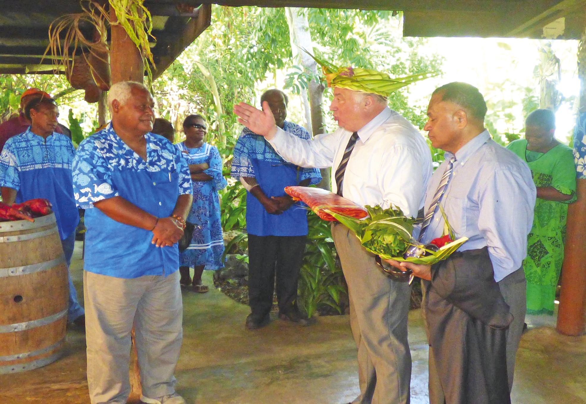 Lifou, hier. Le président du Sénat s'est rendu à la grande chefferie de Hnathalo où il a rencontré le grand chef Pascal Sihazé.