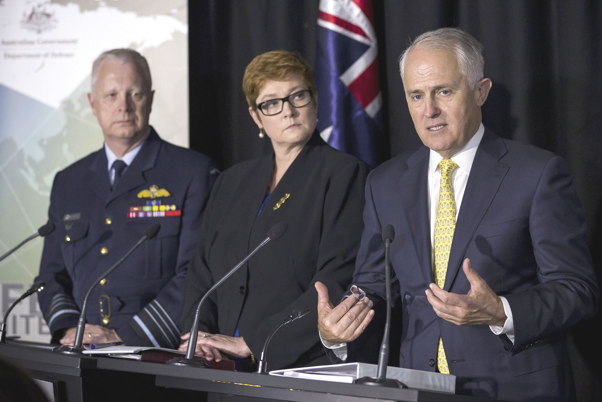 Canberra, Académie militaire d'Australie, jeudi. Le Premier ministre, Malcolm Turnbull (à droite), présente à la presse  son « Livre blanc » de la Défense 2016, avec sa ministre de la Défense, Marise Payne.