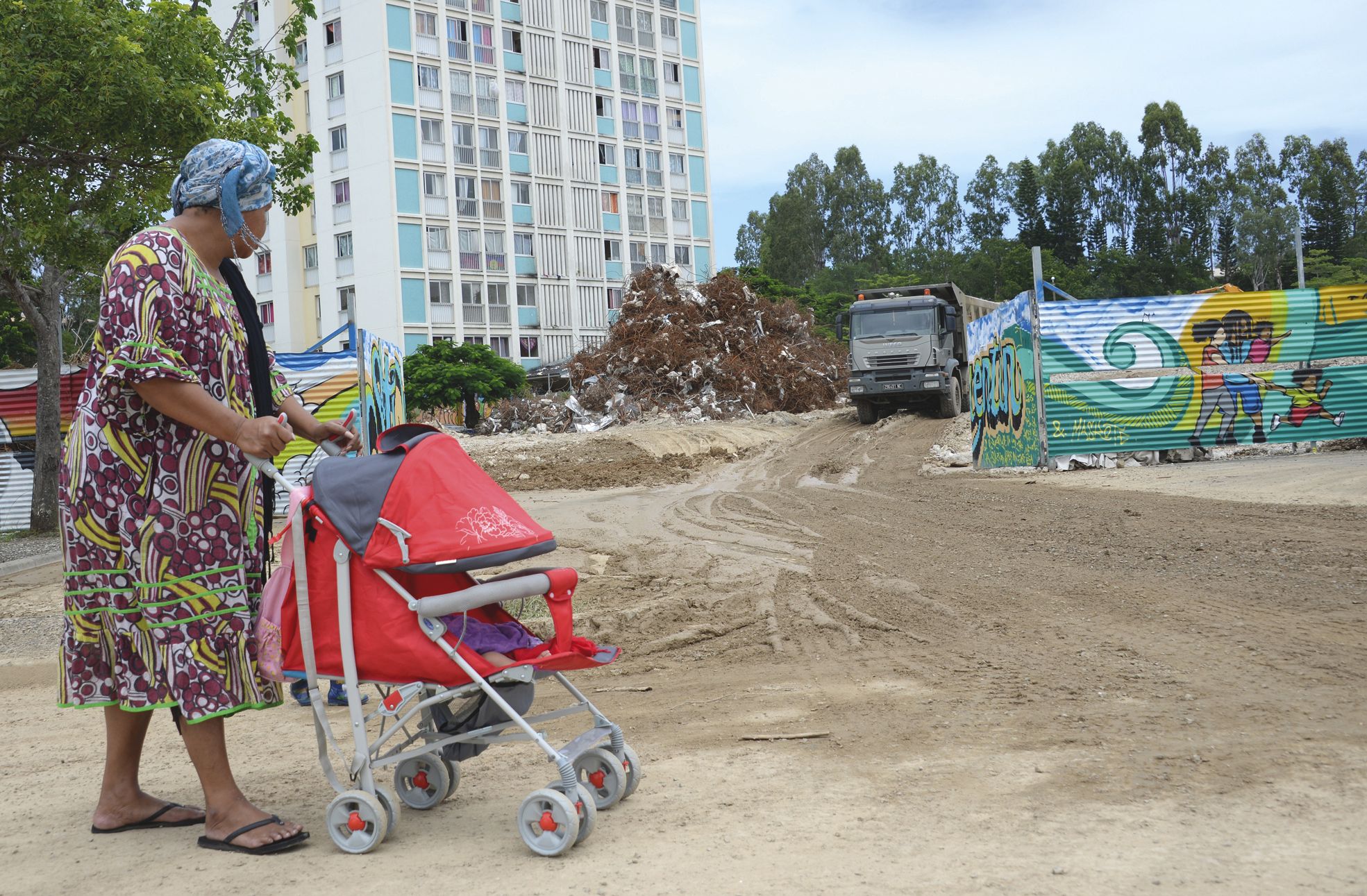 Nouméa, vendredi 26 février. « Au départ, les gens venaient prendre des photos et filmer. Maintenant, ils sont habitués », note Steve Moala, le chef de chantier. Aujourd'hui, les passants, moins curieux, jettent seulement un œil aux travaux.