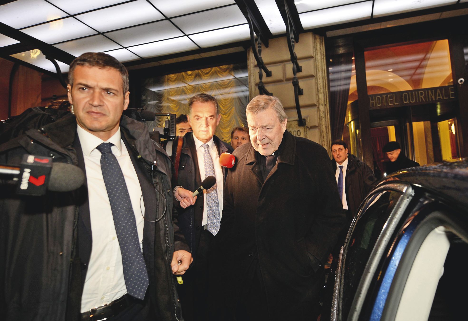 Rome, hier. Le cardinal George Pell sort de sa deuxième journée d'audience à l'Hôtel Quirinale. Des victimes du prêtre  pédophile Gerald Ridsale, dont son neveu, se sont rendues dans la capitale italienne (en médaillon).