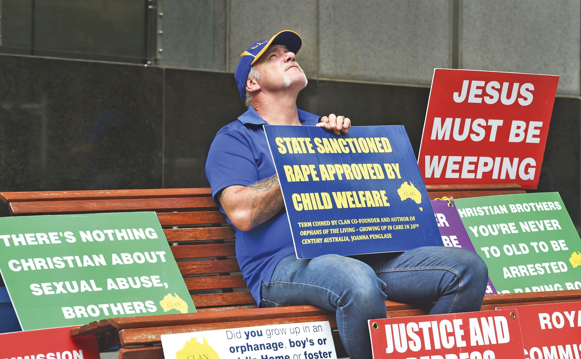 Sydney, hier. Des presonnes se sont installées devant  le bâtiment où siège la commission d'enquête. 