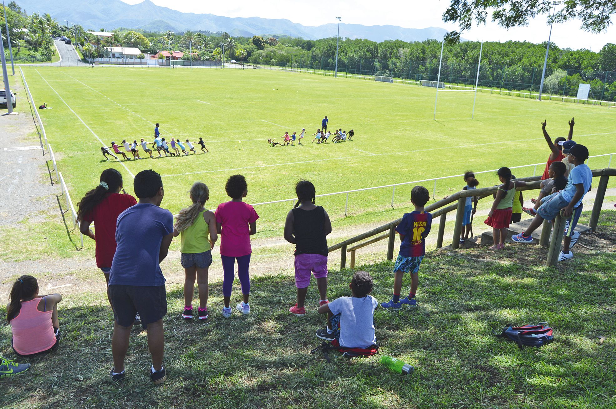 Hier matin à Rivière-Salée. Foot, rugby, ballon prisonnier ou tir à la corde, les enfants de primaire ont alterné plusieurs ateliers et les animatrices des élèves de maternelle avaient imaginé des activités calmes pour que les enfants lient connaissance.