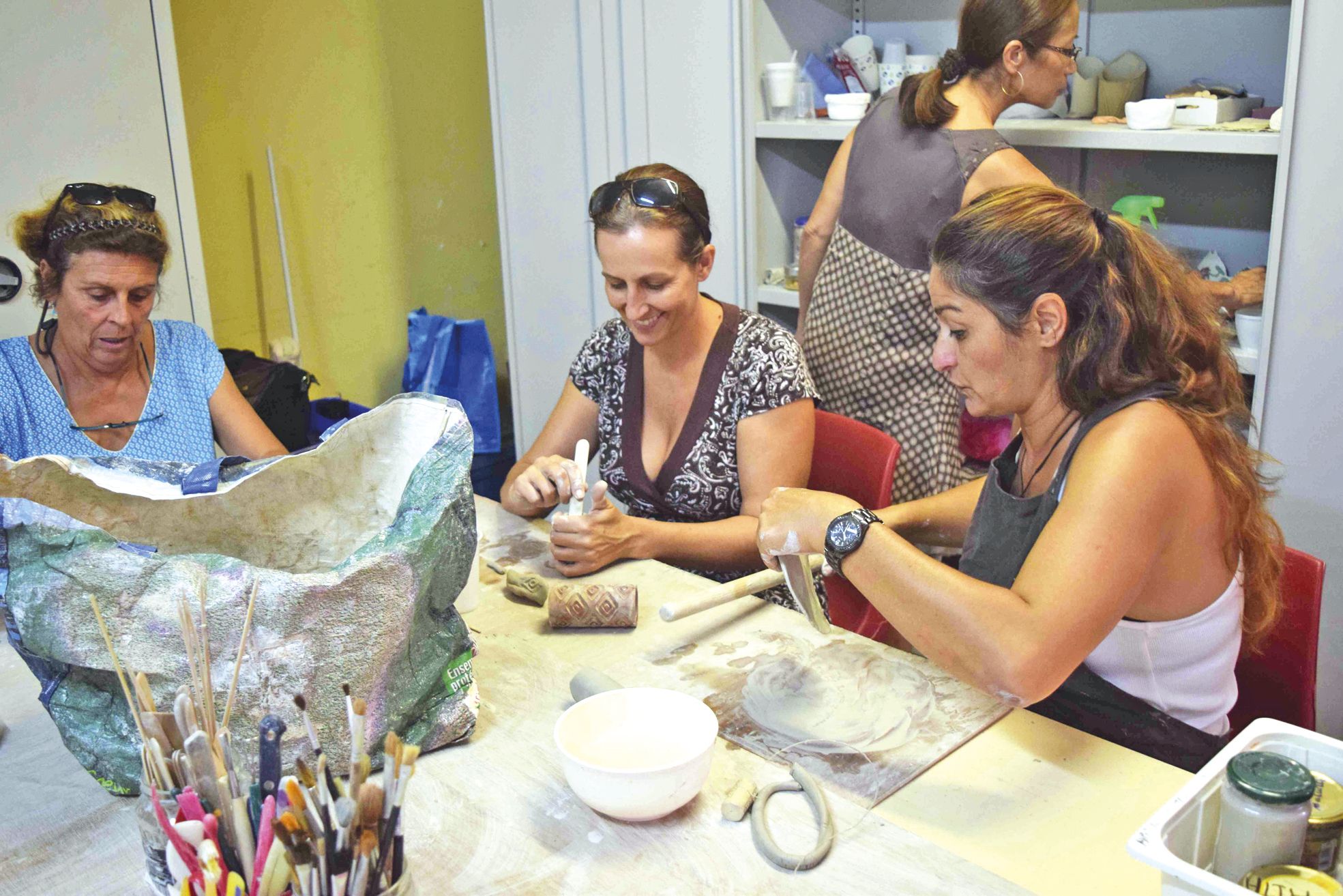 A l'atelier poterie, les femmes ont déjà bien avancé dans leur travail. La poterie fait partie des ateliers pédagogiques déjà complets du Dock, comme le cirque ou le théâtre.