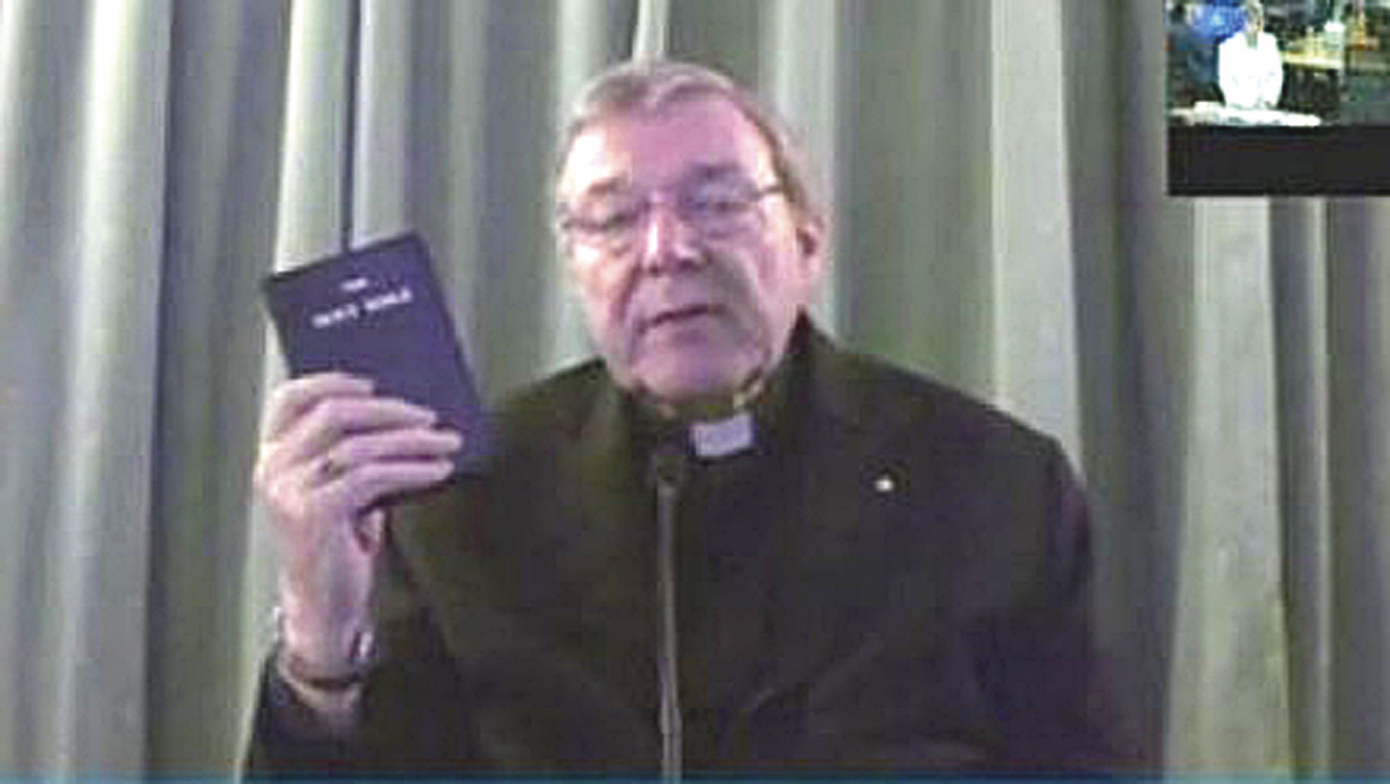 Une Bible à la main, le cardinal Pell a témoigné par vidéoconférence devant la Commission d'enquête royale.