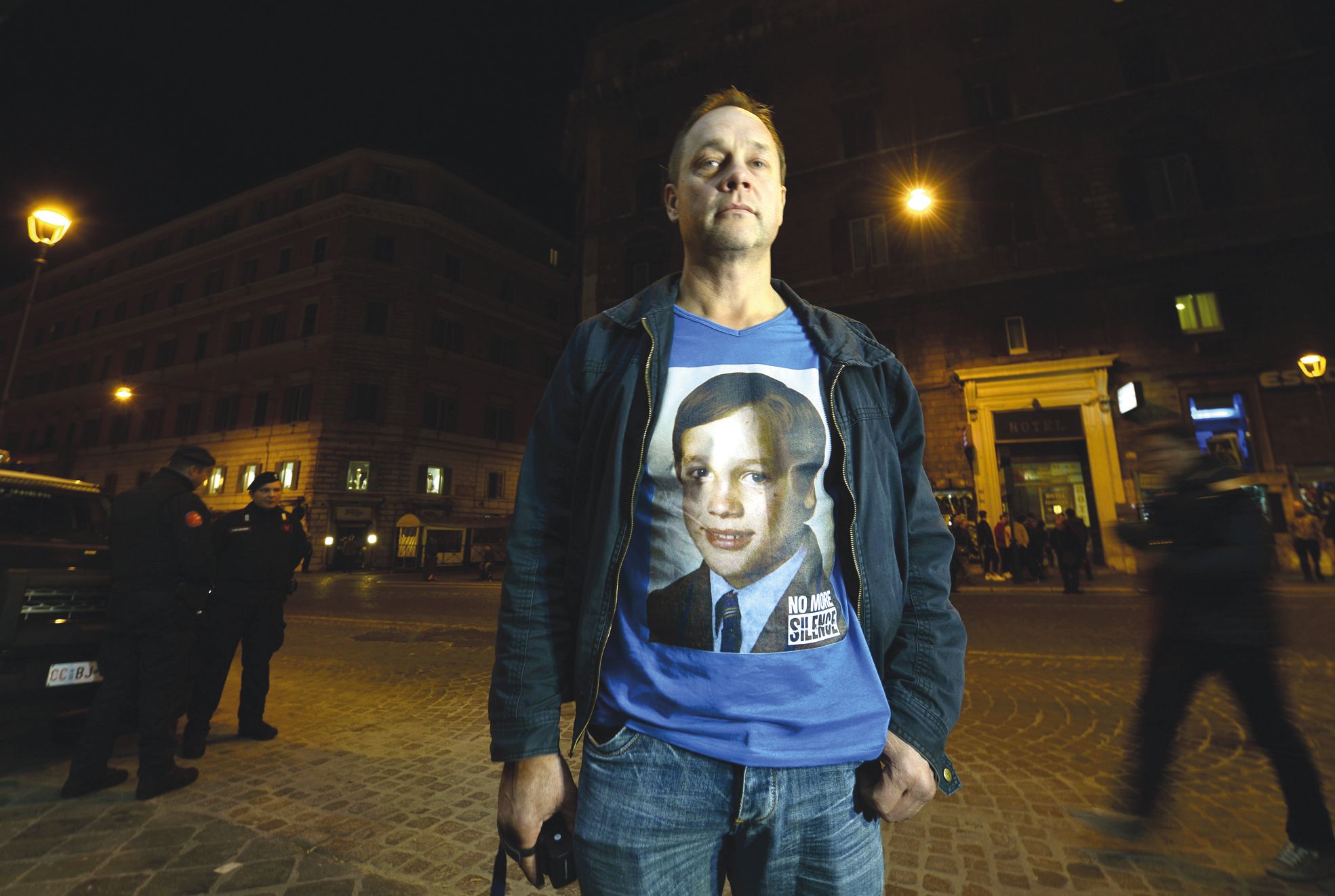 Rome, mardi 1er mars. Peter Blenkiron est l'une des nombreuses victimes des abus sexuels au sein de l'Eglise  australienne. Sur son tee-shirt, une photo de lui au moment des faits.