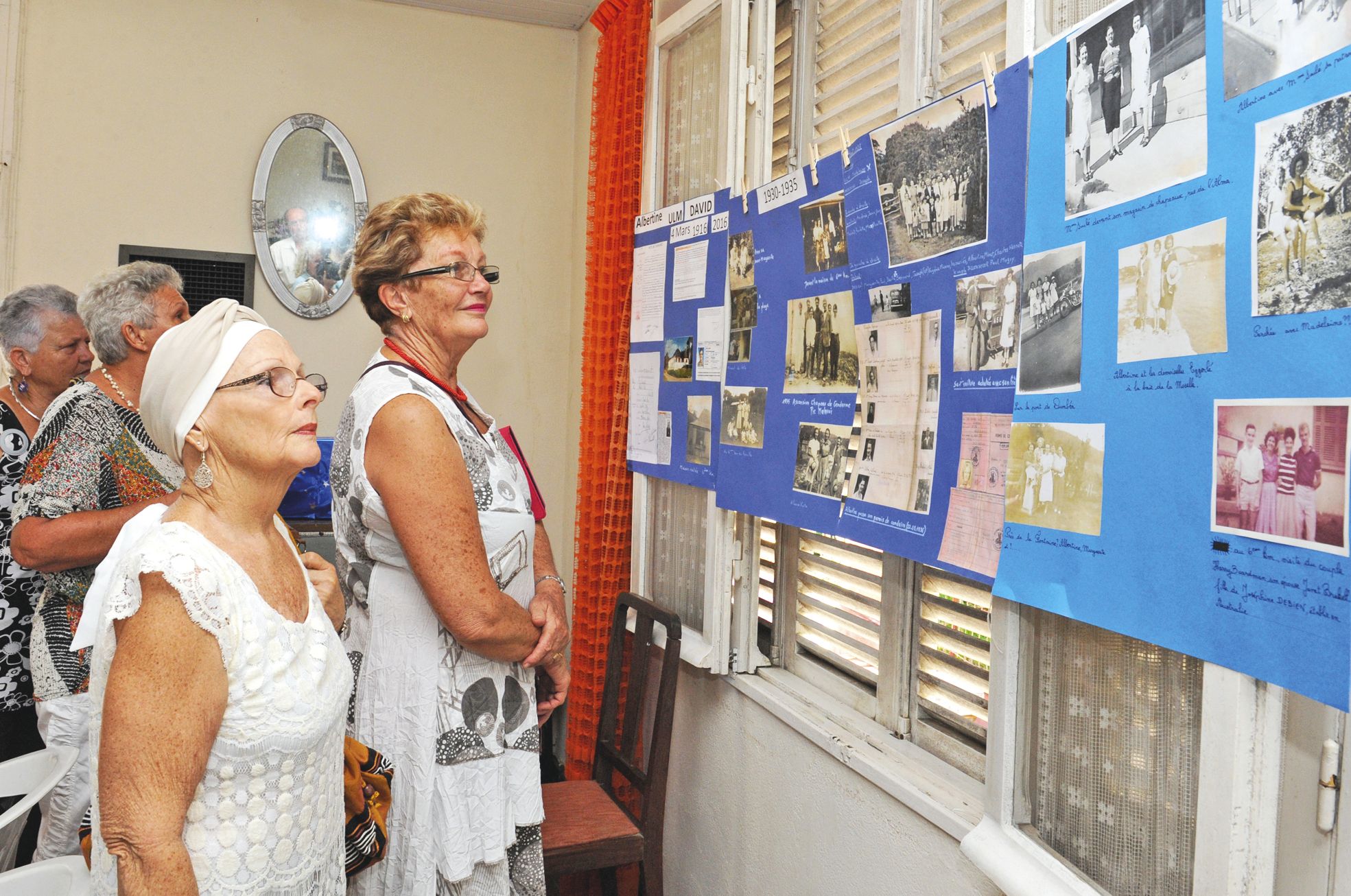 Sa famille a réalisé une frise avec des photos d'époque, marquant les principaux moments de la vie d'Albertine.