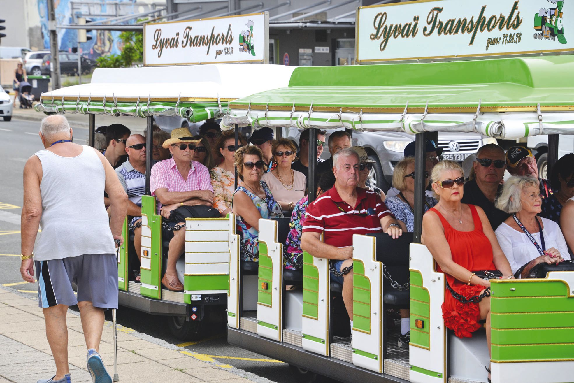 Gare maritime, jeudi 3 mars. Les touristes ont pris place dans le petit train  pour une  balade guidée d'une heure trente dans Nouméa.