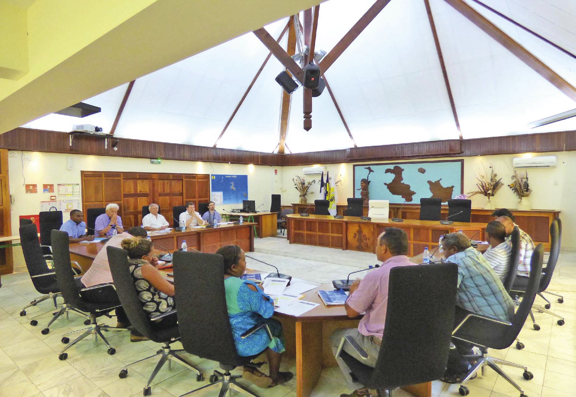 Lifou, vendredi 4 mars. A Drehu, les sénateurs se sont  entretenus avec les coutumiers, mais aussi avec les élus.