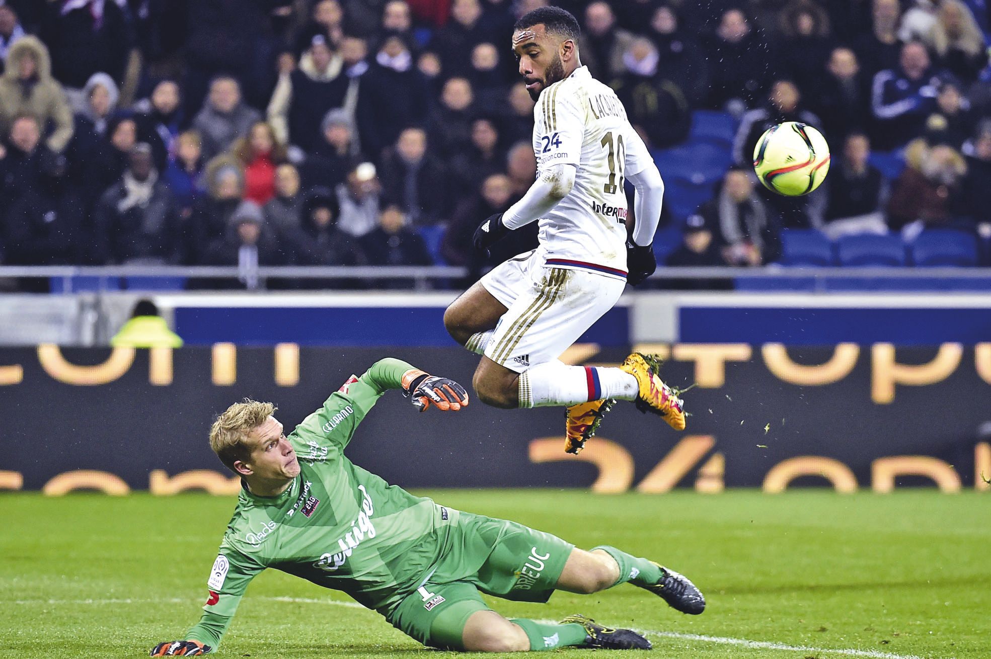 Lyon, hier. Alexandre Lacazette (en blanc) s'est rappelé au bon souvenir de l'équipe de France et de son sélectionneurDidier Deschamps en inscrivant un doublé.