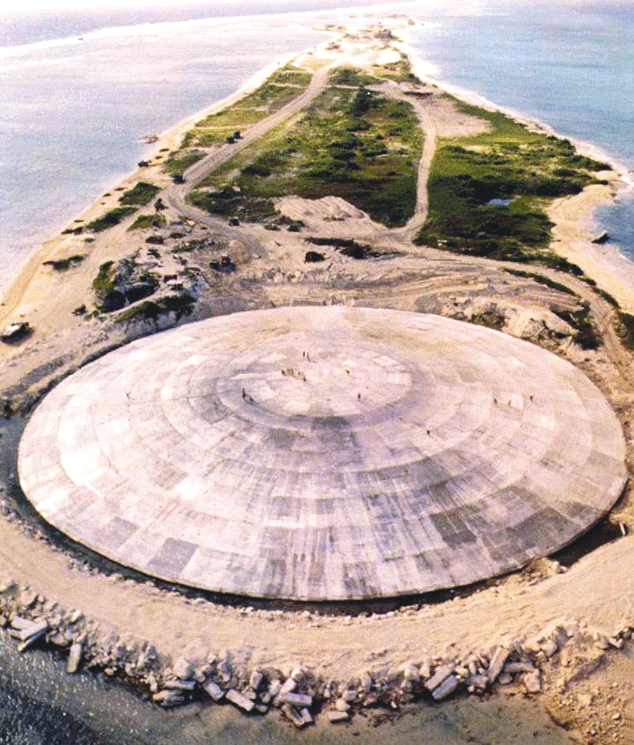 Ile de Runit, 1980. Vue aérienne du dôme recouvrant  les déchets radioactifs.