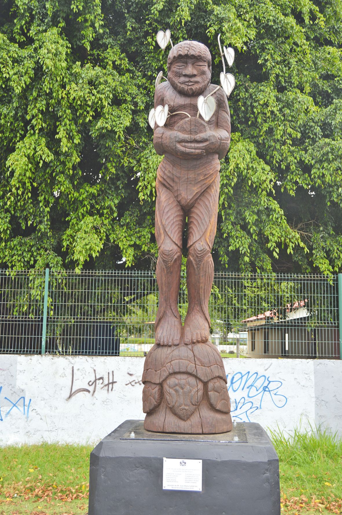 Cette sculpture représente  notamment le lien de l'homme avec la terre nourricière. 