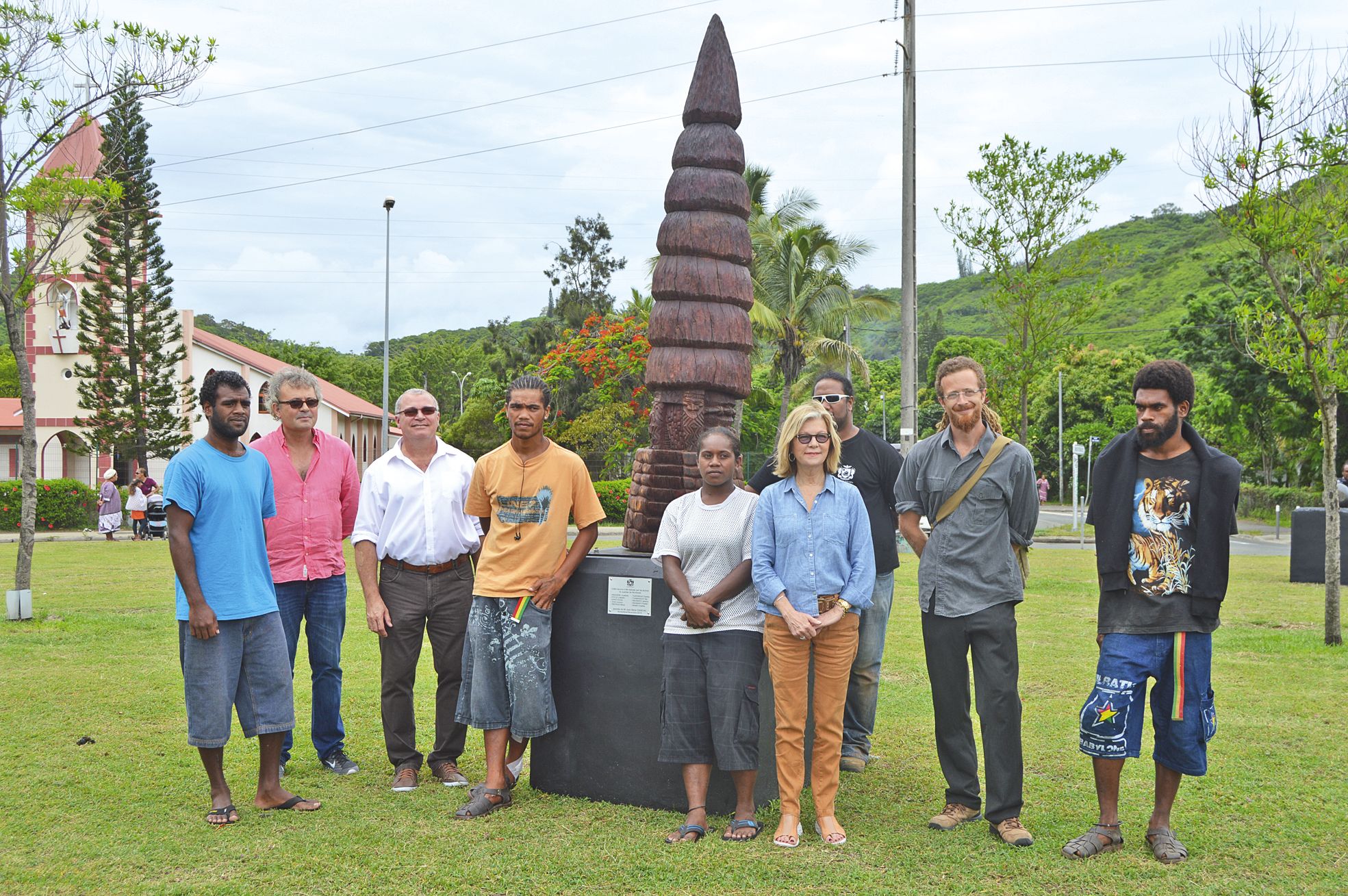 Nouméa, le 10 mars. Sonia Lagarde, entourée notamment de quatre des neuf participantsau chantier d'insertion. Un autre chantier de ce type se tient actuellement à Tindu.