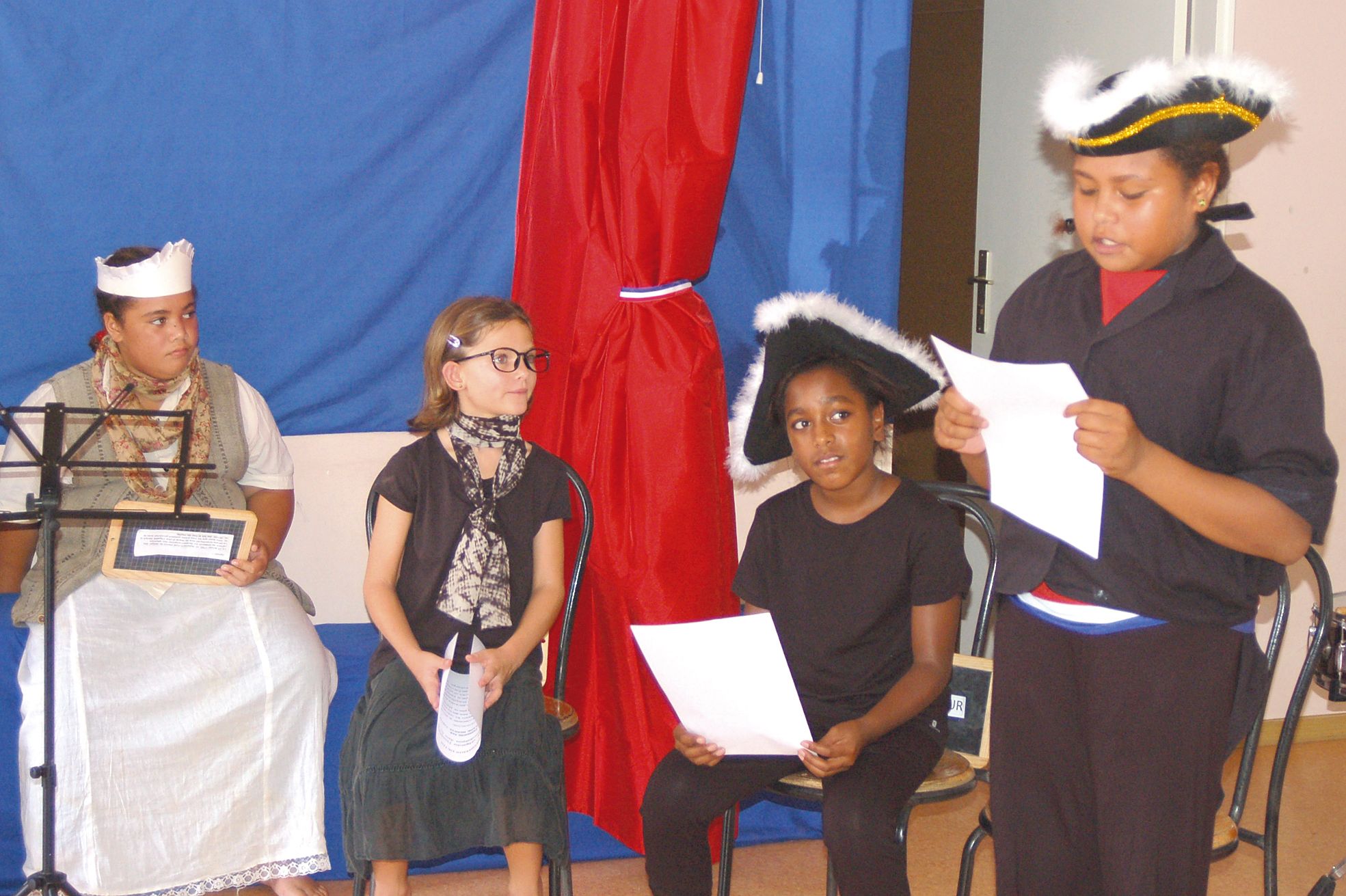 Ecole Amélie-Cosnier, le 11 mars. Cyrielle présente aux visiteurs du jour la proposition de loi visant à rendre obligatoire  le tri des déchets dans les écoles. Les élèves portent les costumes de la pièce révolutionnaire jouée en introduction.