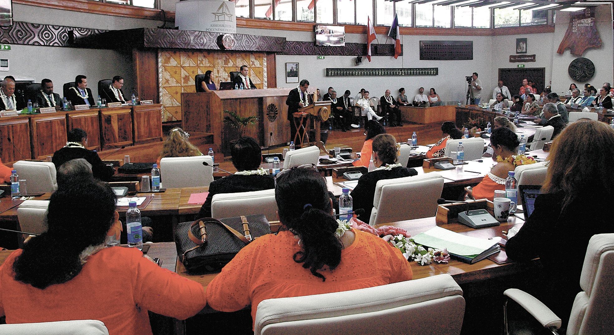 Désormais, le président du Pays, élu par les représentants, rend compte de son action à l'assemblée, dotée du pouvoir  délibératif et chargée de contrôler l'exécutif.