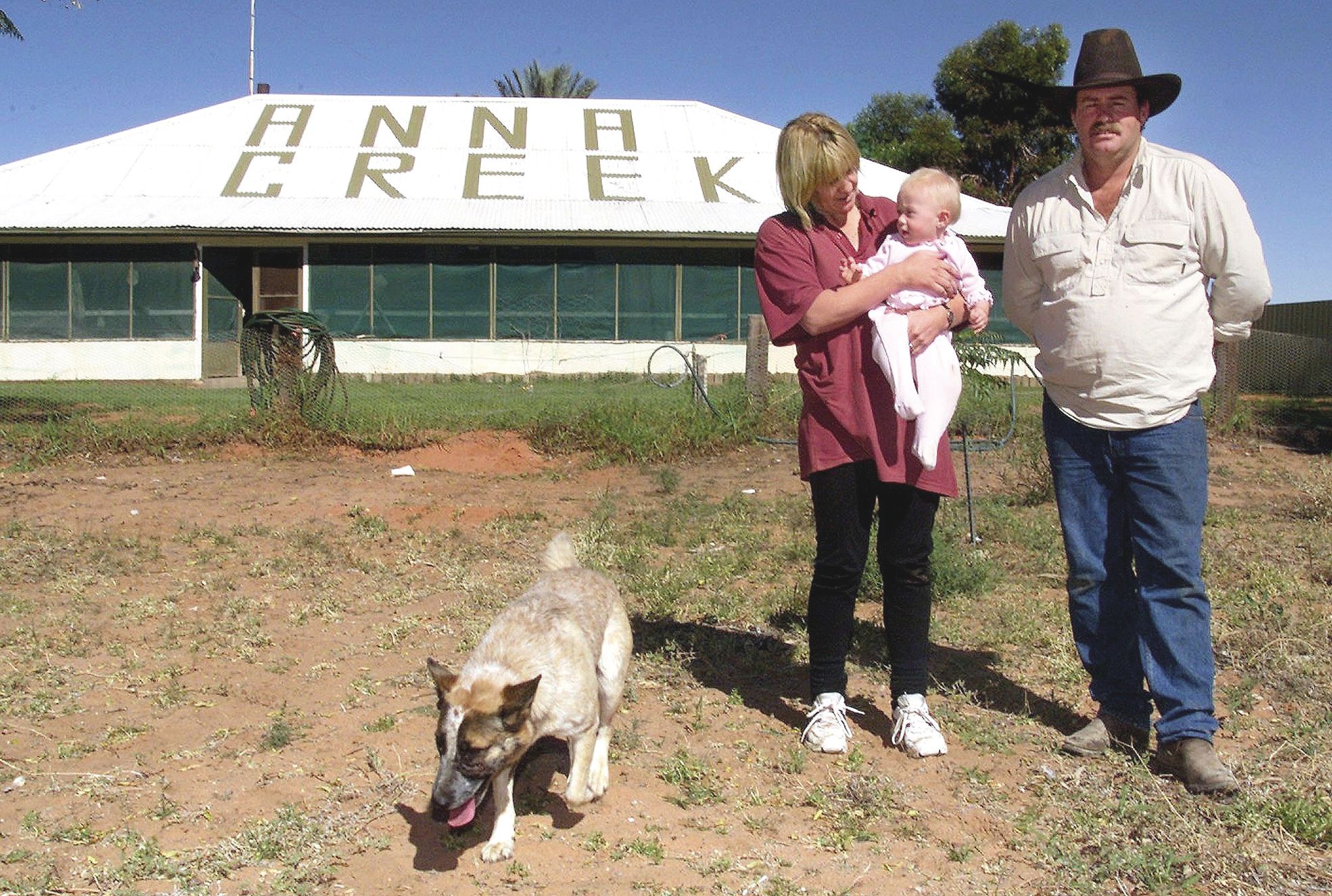 Oodnadatta Track, le 20 juin 2000. Grant McSporrin (à droite) dirige la station d'élevage Anna Creek, la plus grande du monde. Mise en vente en 2015 avec l'ensemble des terres de la famille Kidman, elle s'étend en partie sur une zone militaire.