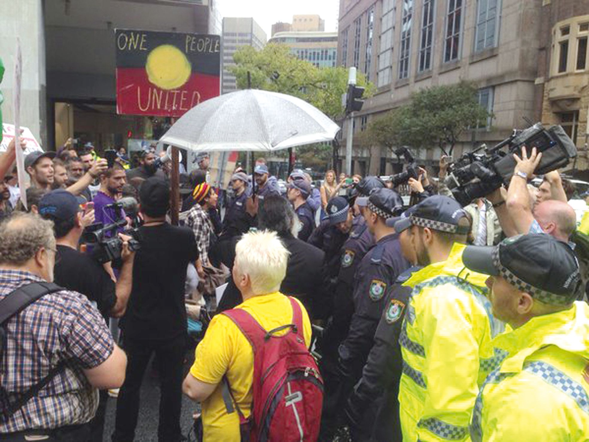 Devant le Parlement de Nouvelle-Galles du Sud, à Sydney, le 15 mars. Les manifestants protestent contre la limitation des droits de manifester annoncée dans le projet de loi du Premier ministre libéral de Nouvelle-Galles du Sud, Mike Baird.