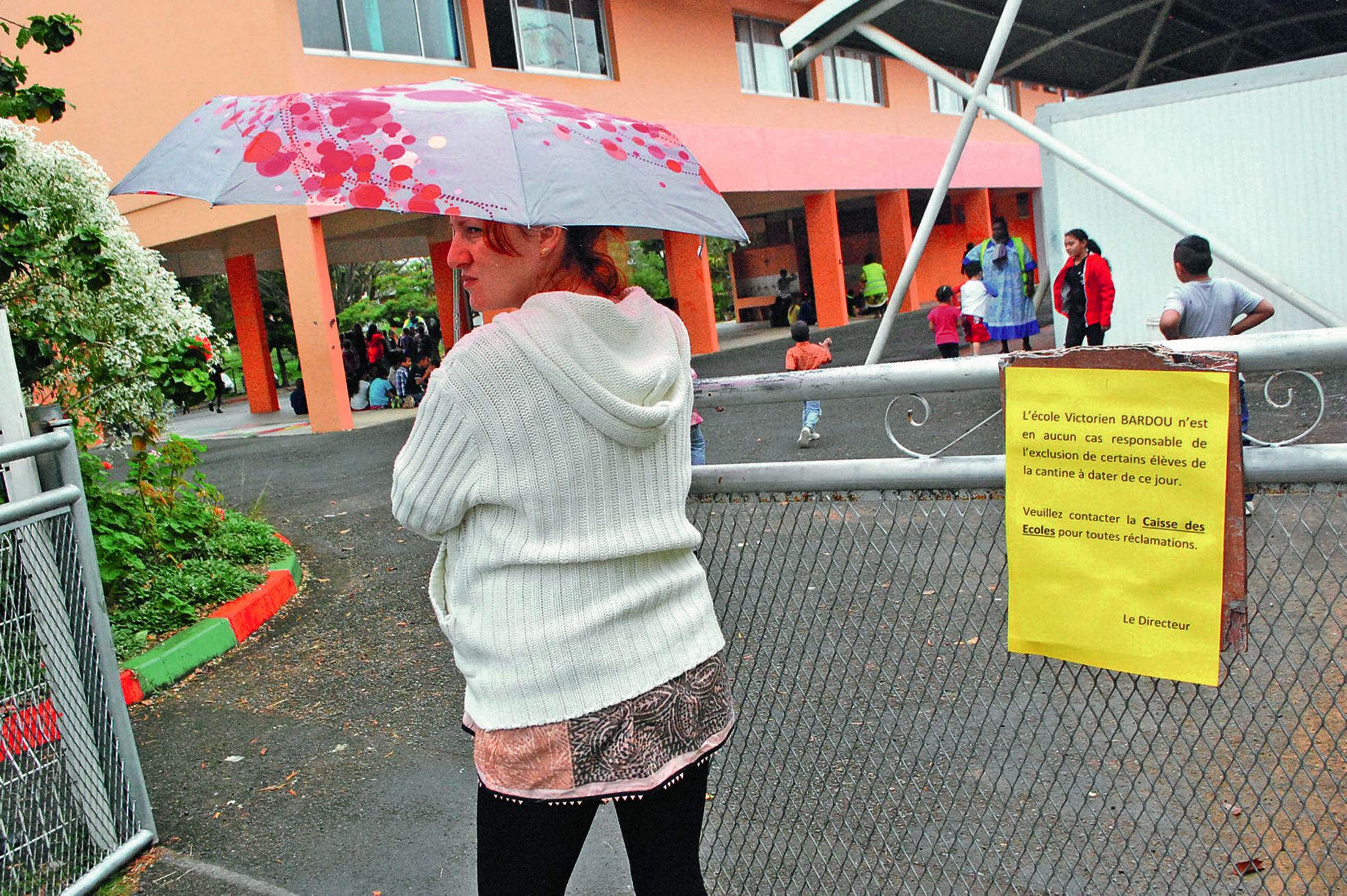 Dumbéa, le 6 juillet 2015. Suite à de nombreux impayés, la caisse des écoles a fini par interdire l'entrée de certains  enfants à la cantine. Malgré la participation des boursiers, elle fait toujours face à des problèmes budgétaires.