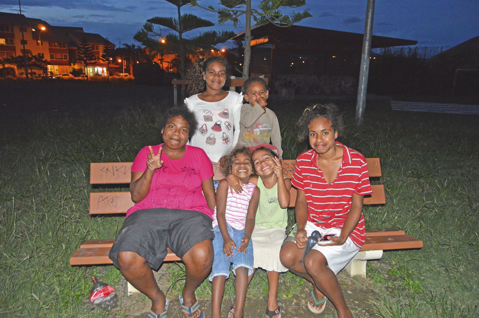 Nouméa, le 17 mars. Il y avait peu de monde, jeudi soir, passé 18 heures, à l'espace vert devant la maison commune de Tuband, hormisGeneviève (à droite), accompagnée de jeunes du quartier. Le site est plus ou moins fréquenté selon les jours.