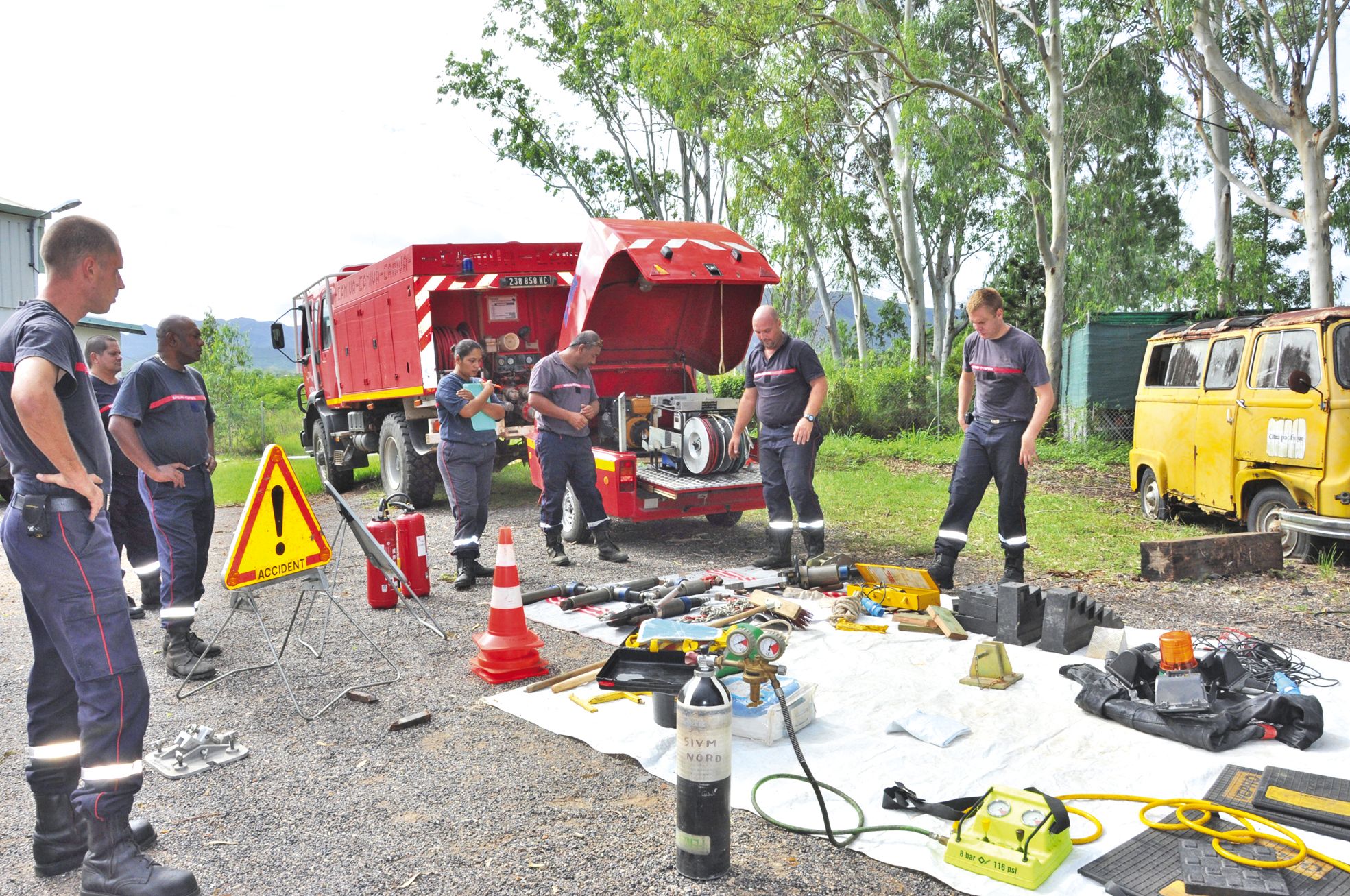 Koumac, samedi 19 mars. Le matériel de la remorque de secours routier a été sorti et étalé sur une bâche.  Une manière de faire une révision de ses éléments et d'en vérifier le bon état de fonctionnement.