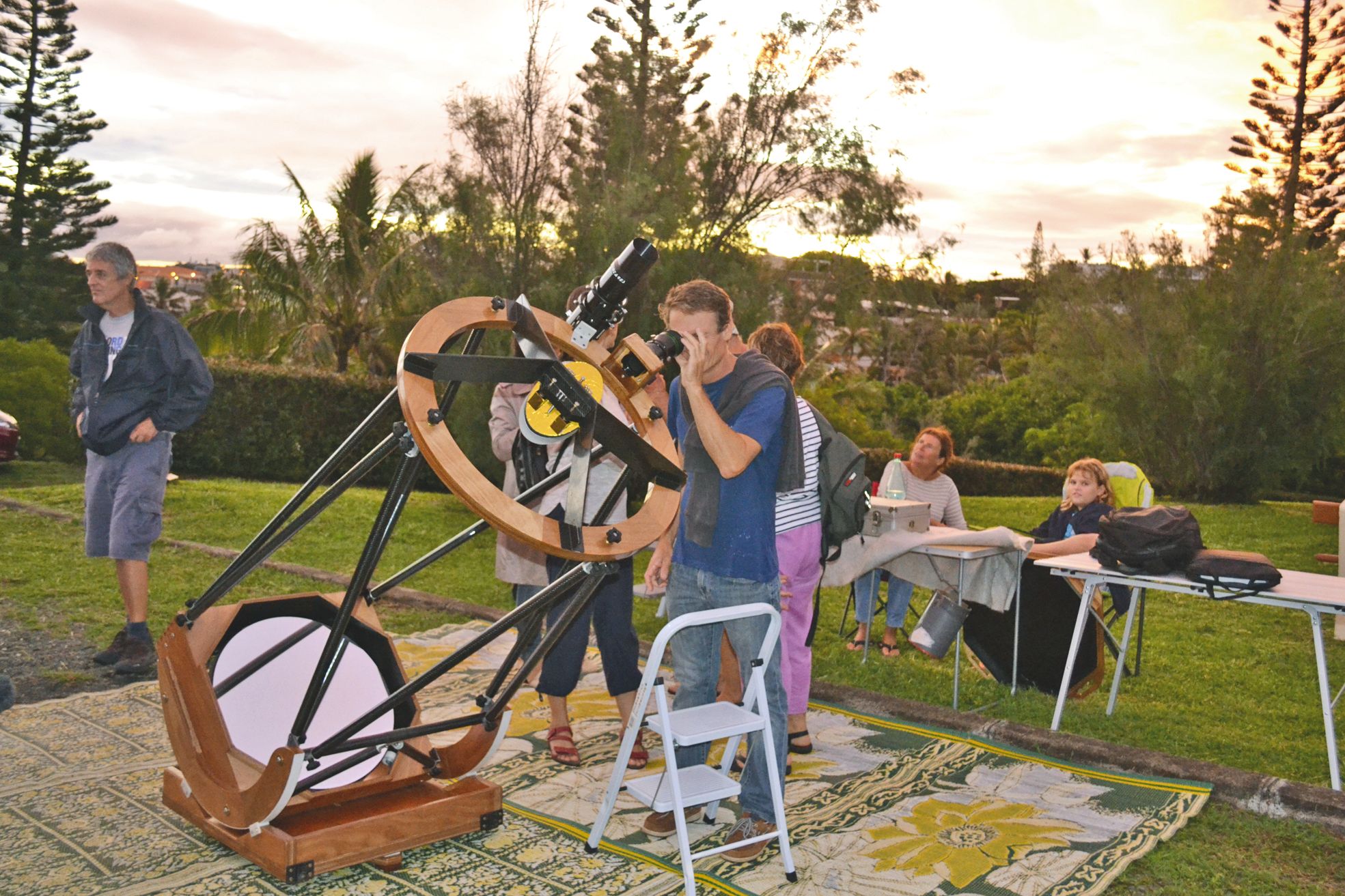 Aux canons de Ouémo, vendredi 18 mars. Malgré un ciel très pluvieux toute la journée, plusieurs  centaines de personnes ont finalement pu profiter du spectacle pendant la soirée.