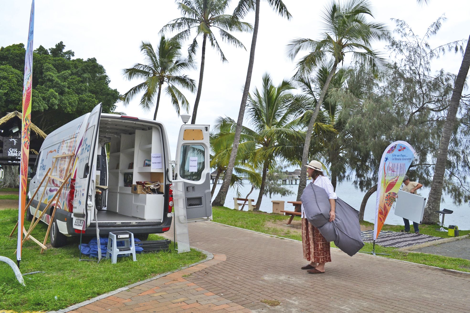 Anse-Vata, lundi 21 mars. Les équipes reposeront leur petit salon en bord de mer cet après-midi.