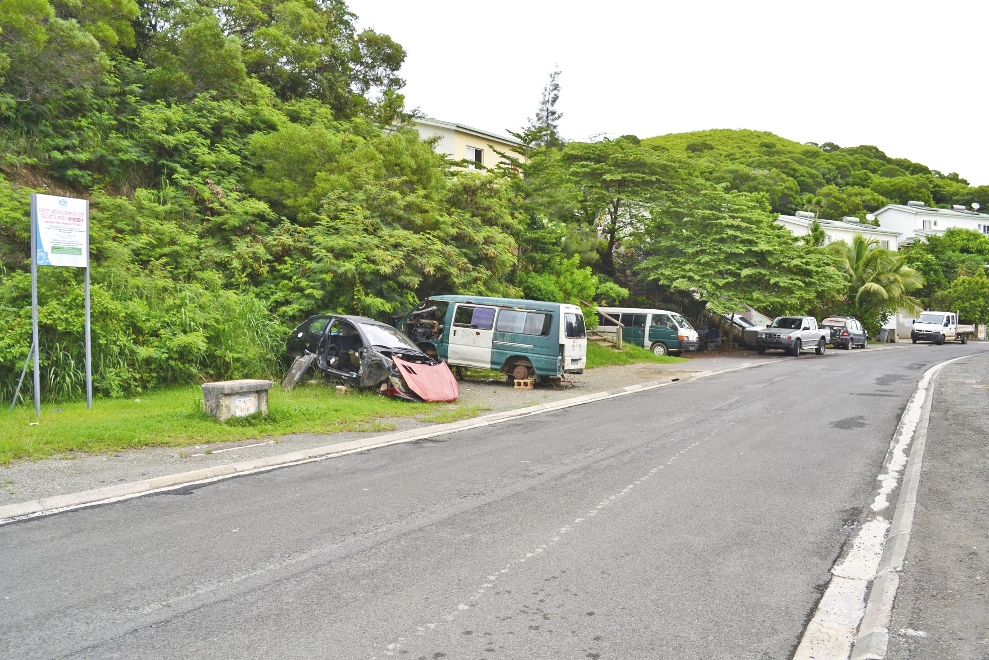 Nouméa, le 21 mars. Carcasses de voitures abandonnées depuis des mois, voire des années, décharges sauvages, boîtes aux lettres et poubelles abîmées… La rue Renaud, à Kaméré, ne coule pas des jours tranquilles selon certains de ses résidents.