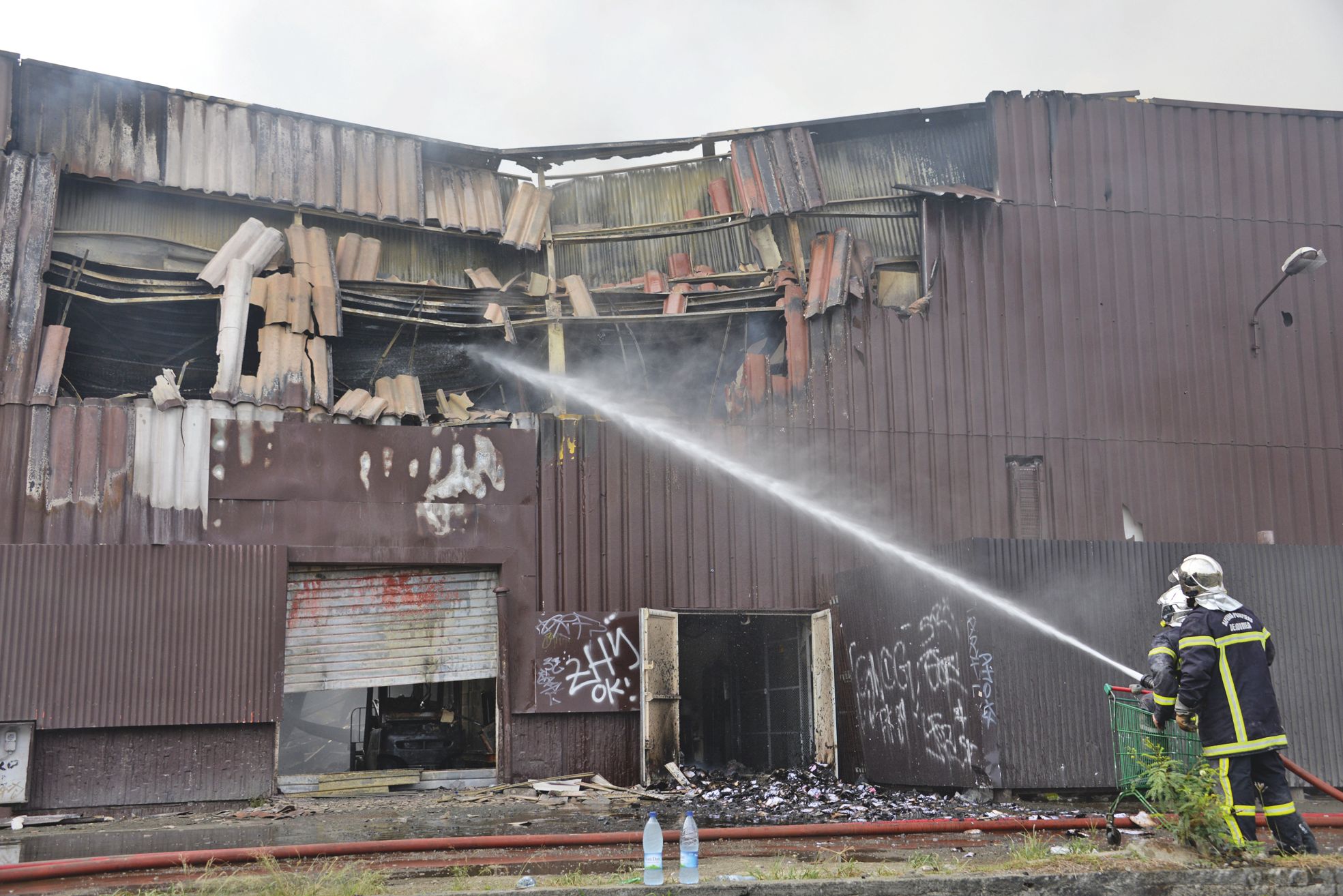 Le 5 février au matin. Les pompiers tentent de venir à bout des flammes. Durant 48 heures, ils seront mobilisés.