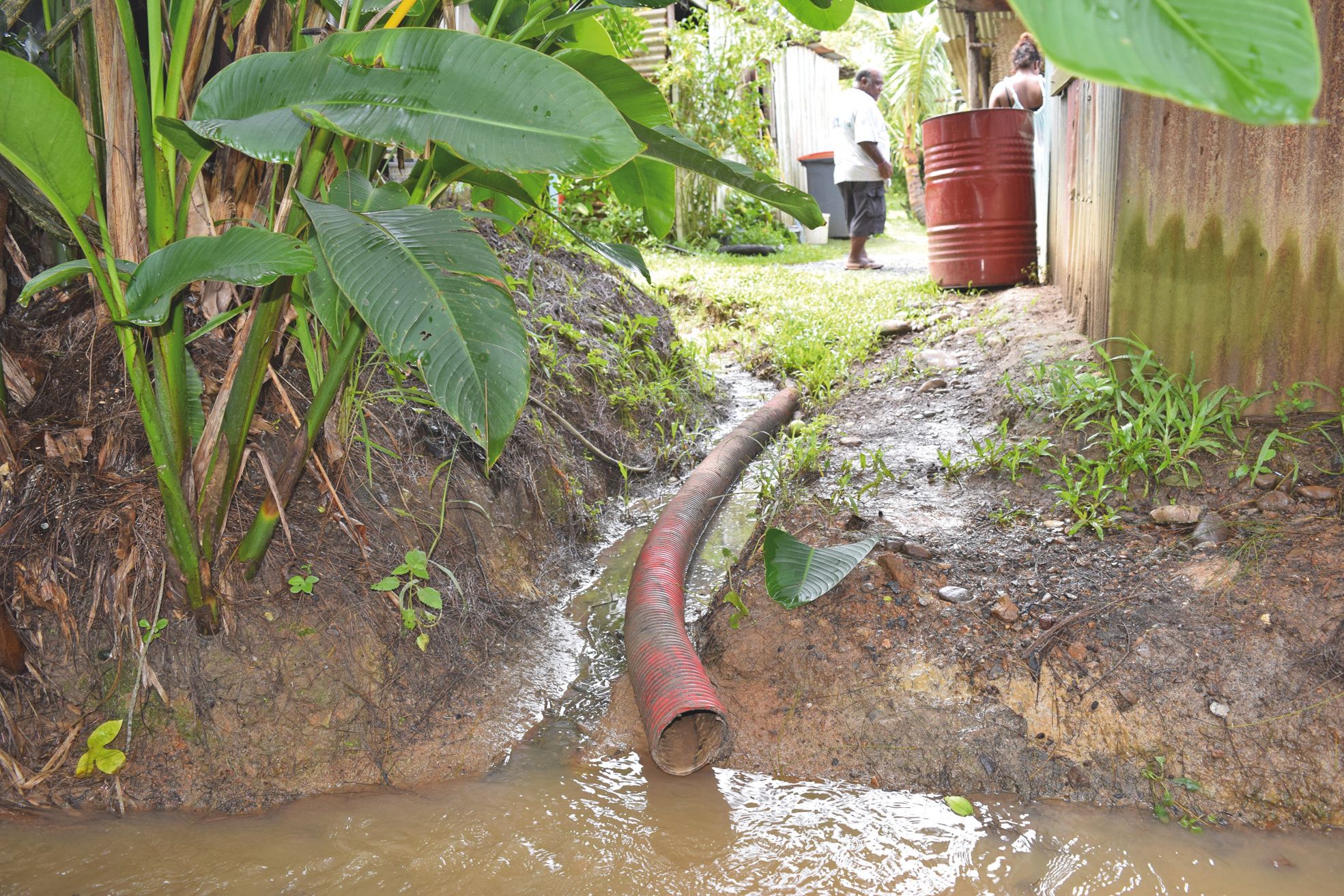 Pour lutter contre les ruissellements de boue qui viennent de la montagne, les habitants développent le système D, comme ce tuyau qui évacue directement l'eau de la maison.