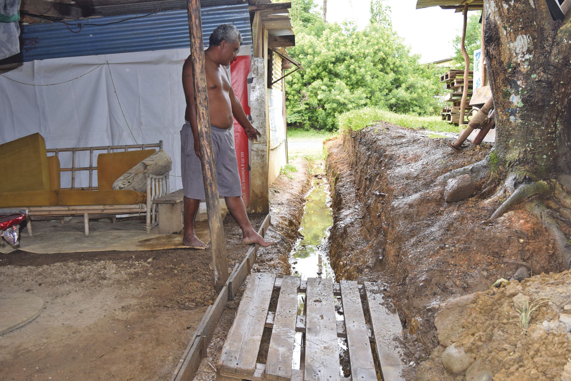 Mardi 22 mars, à Val-Suzon. Malgré le soleil matinal, la boue persiste à l'extérieur comme à l'intérieur des maisons. Chaque famille creuse des caniveaux pour empêcher l'eau de pénétrer, mais en cas de fortes pluies, tout s'effondre.