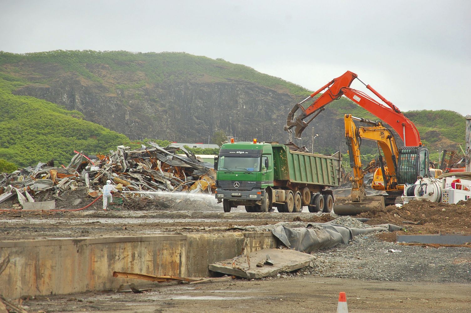 Hier, à Ducos. Sur le chantier, un désamianteur continue d'arroser la ferraille prête à être embarquée dans le  camion-benne. Il ne reste à présent plus aucune structure encore debout sur le site de 10 000 m2.