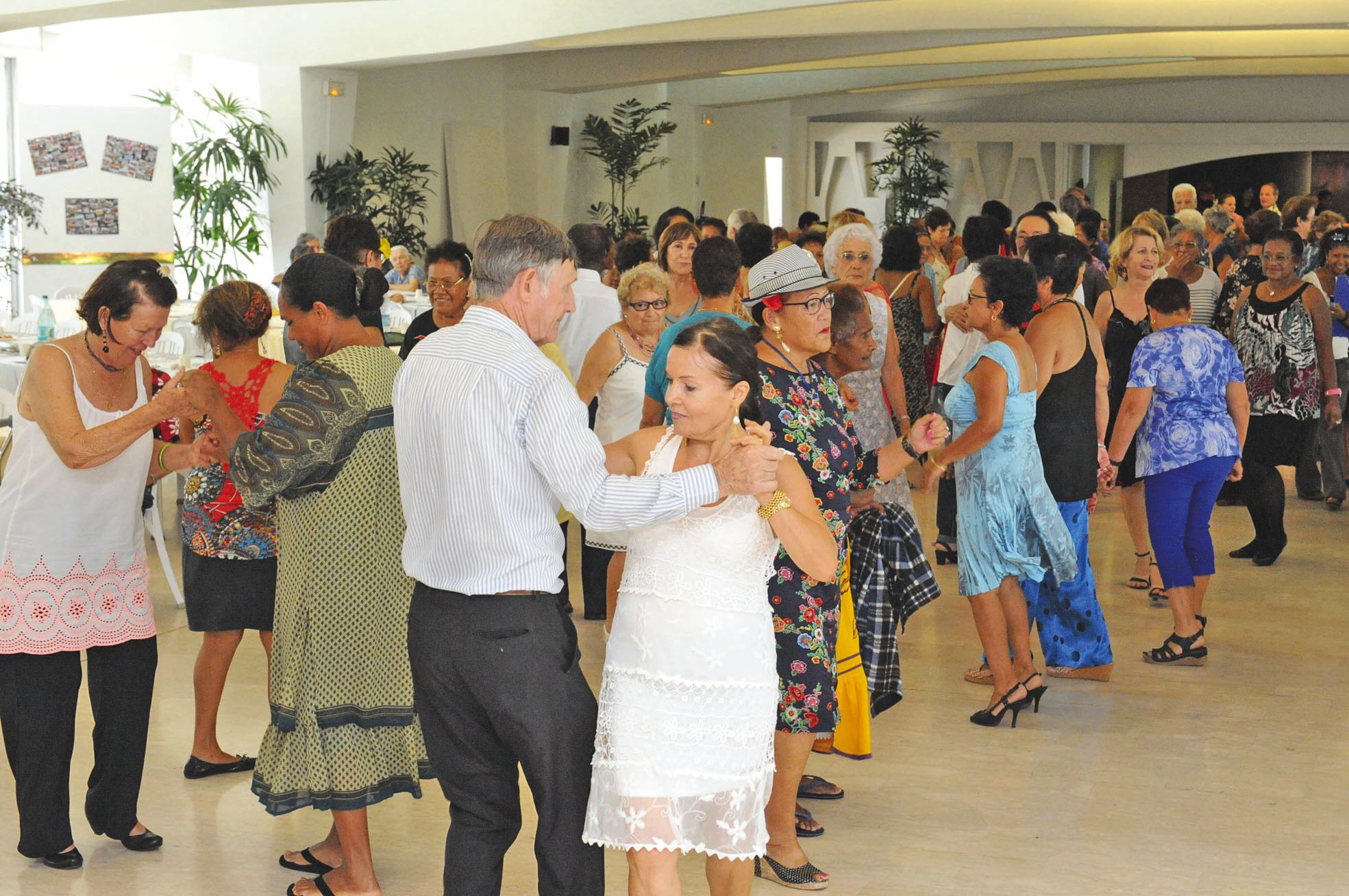 Nouméa, jeudi 24 mars. Particuliers ou pensionnaires de structures spécialisées pour personnes âgées,  les 14 000 seniors de Nouméa étaient tous invités à danser et à prendre un goûter avec leurs pairs.