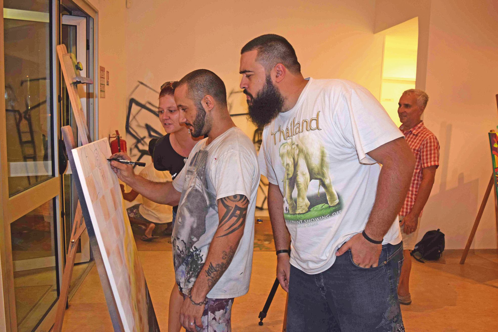 Centre culturel de Dumbéa, jeudi 24 mars. Pendant leur résidence de création, les artistes ouvrent les portes de leur futur lieu d'exposition au public, chaque jeudi soir. L'occasion d'observer la manière de travailler d'un graffeur.