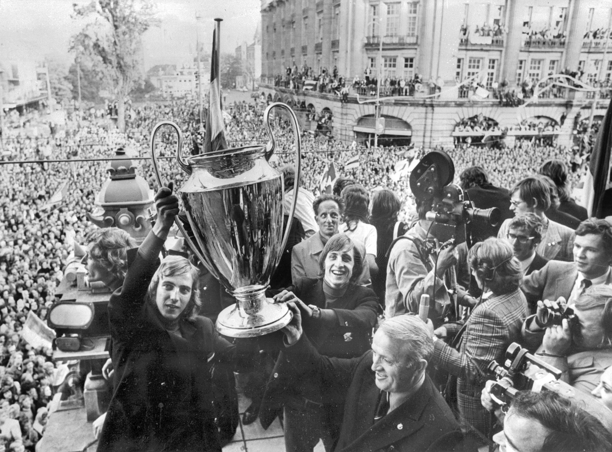 Amsterdam, 3 juin 1972. Johan Cruyff et ses coéquipiers de l'Ajax présentent la Coupe des clubs champions qu'ils viennent de remporter grâce à leur « football total ».